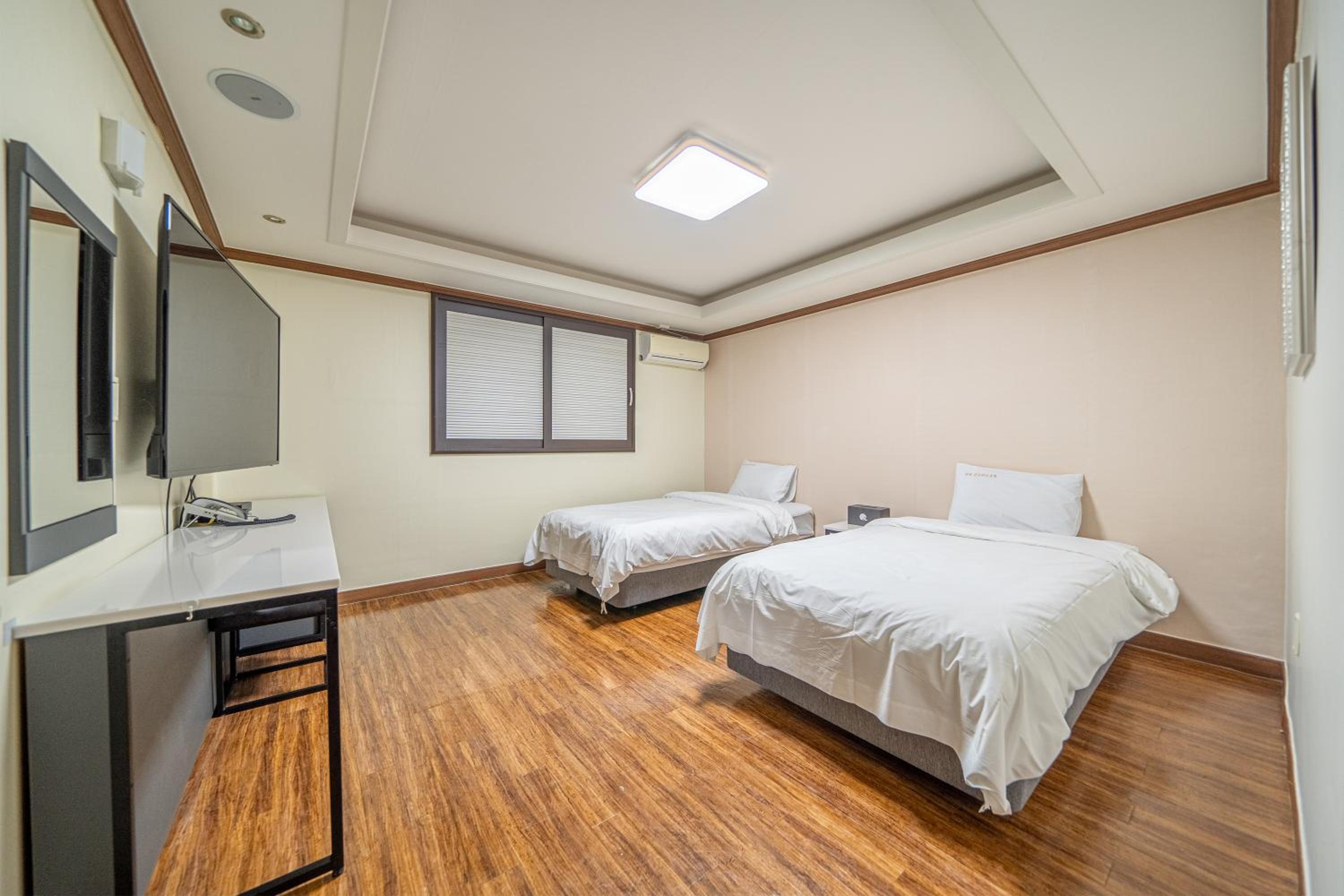 Standard Twin Room - Photo 1