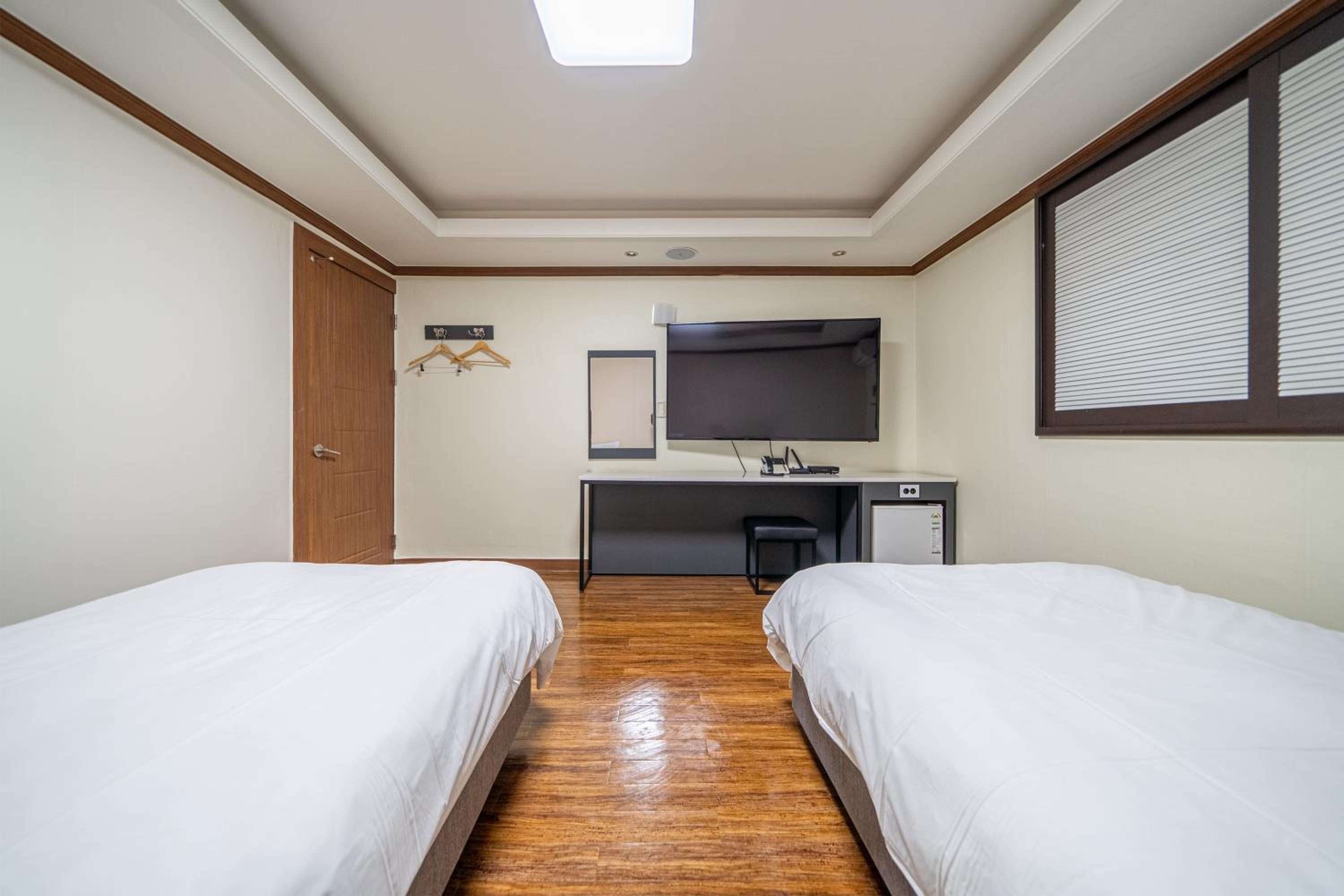 Standard Twin Room - Photo 4