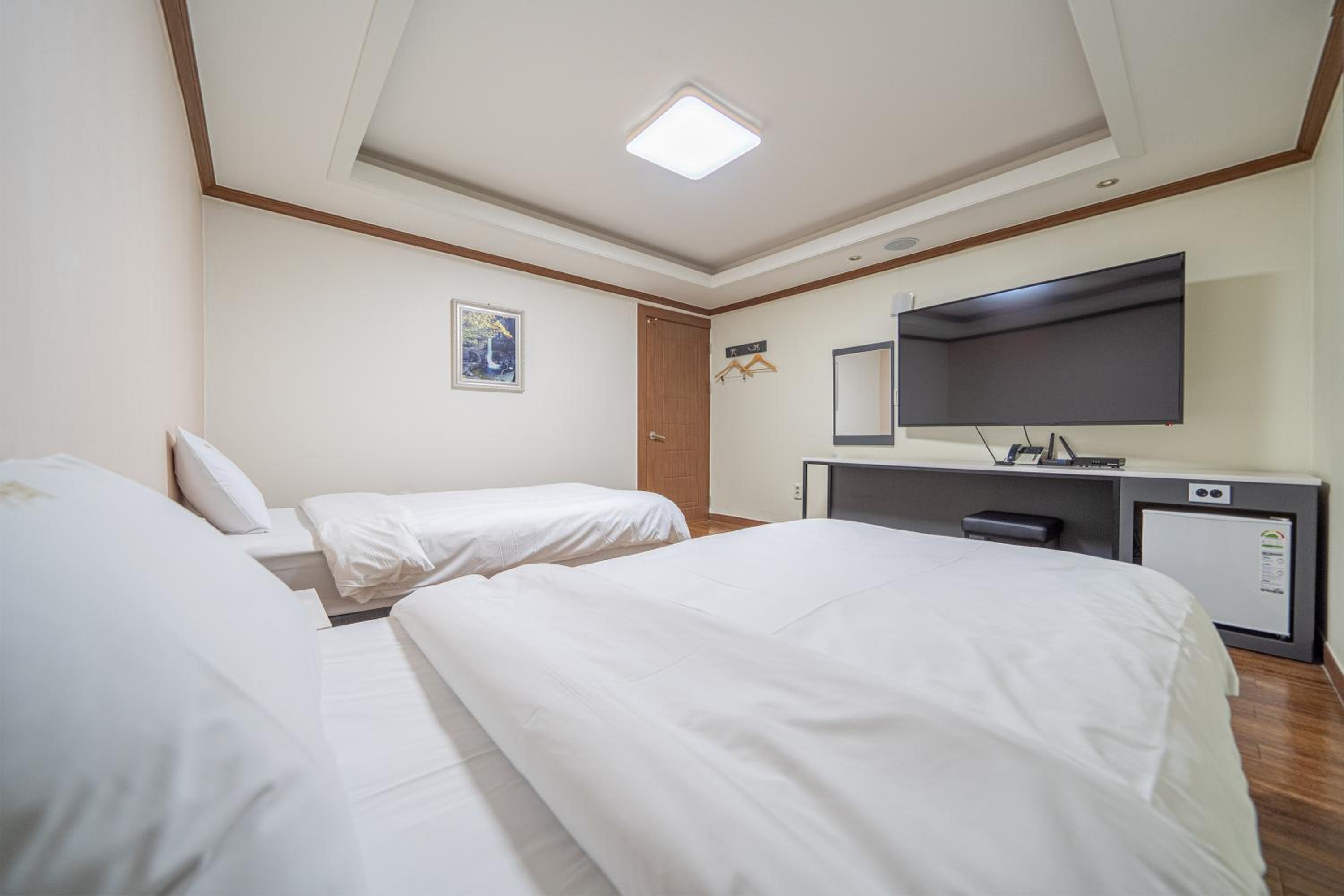 Standard Twin Room - Photo 6