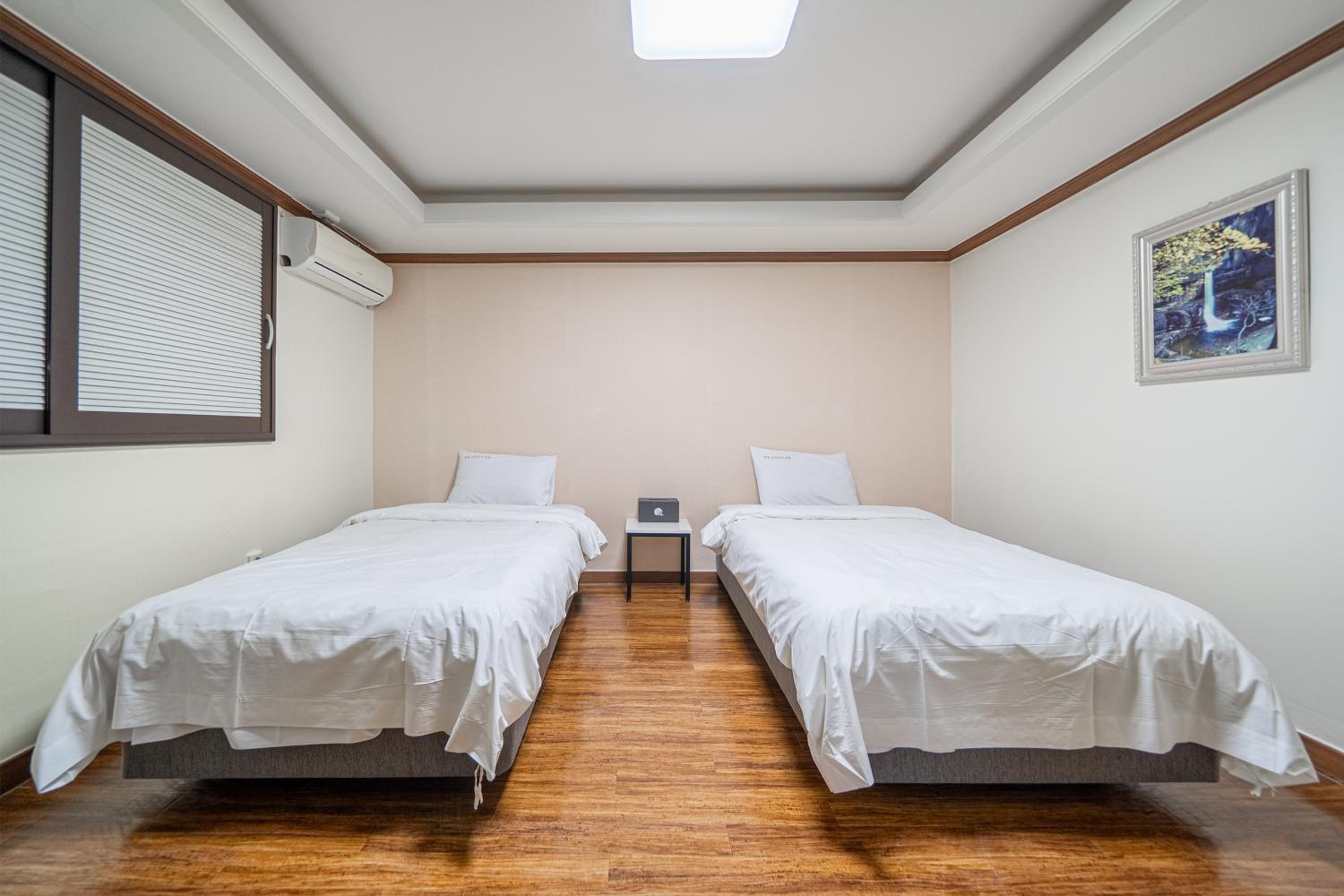 Standard Twin Room - Photo 2