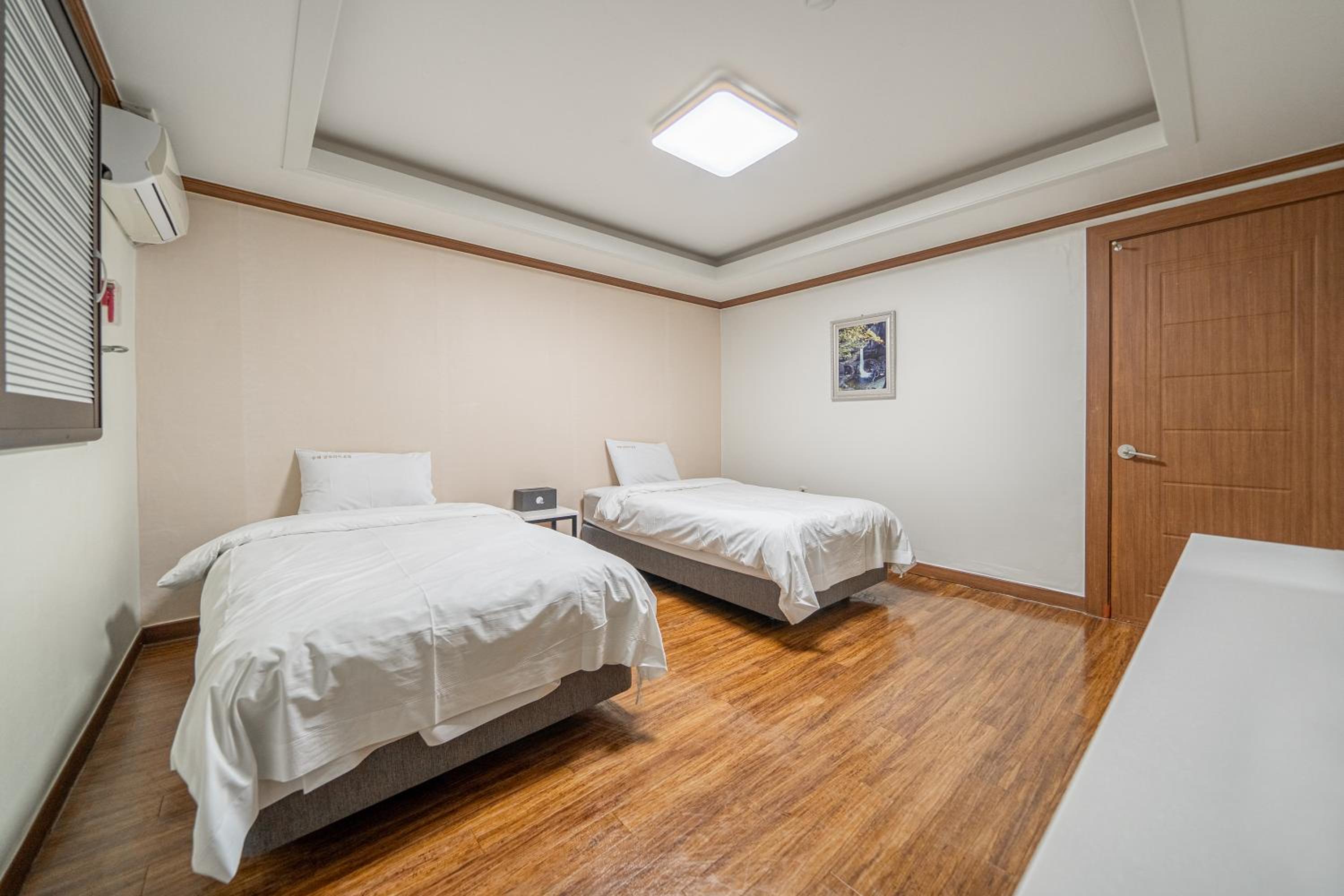 Standard Twin Room - Photo 3