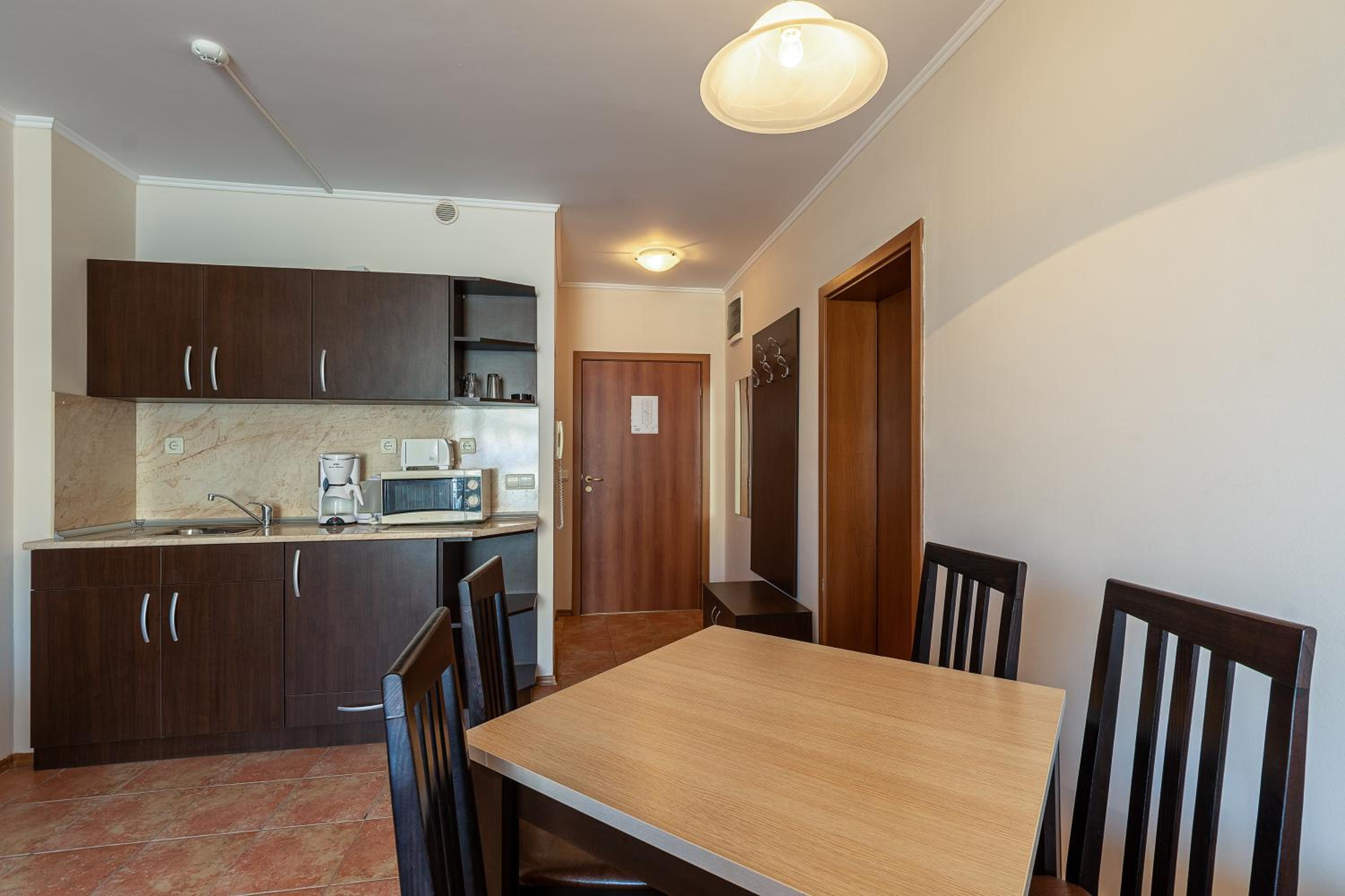 One-Bedroom Apartment photo 1
