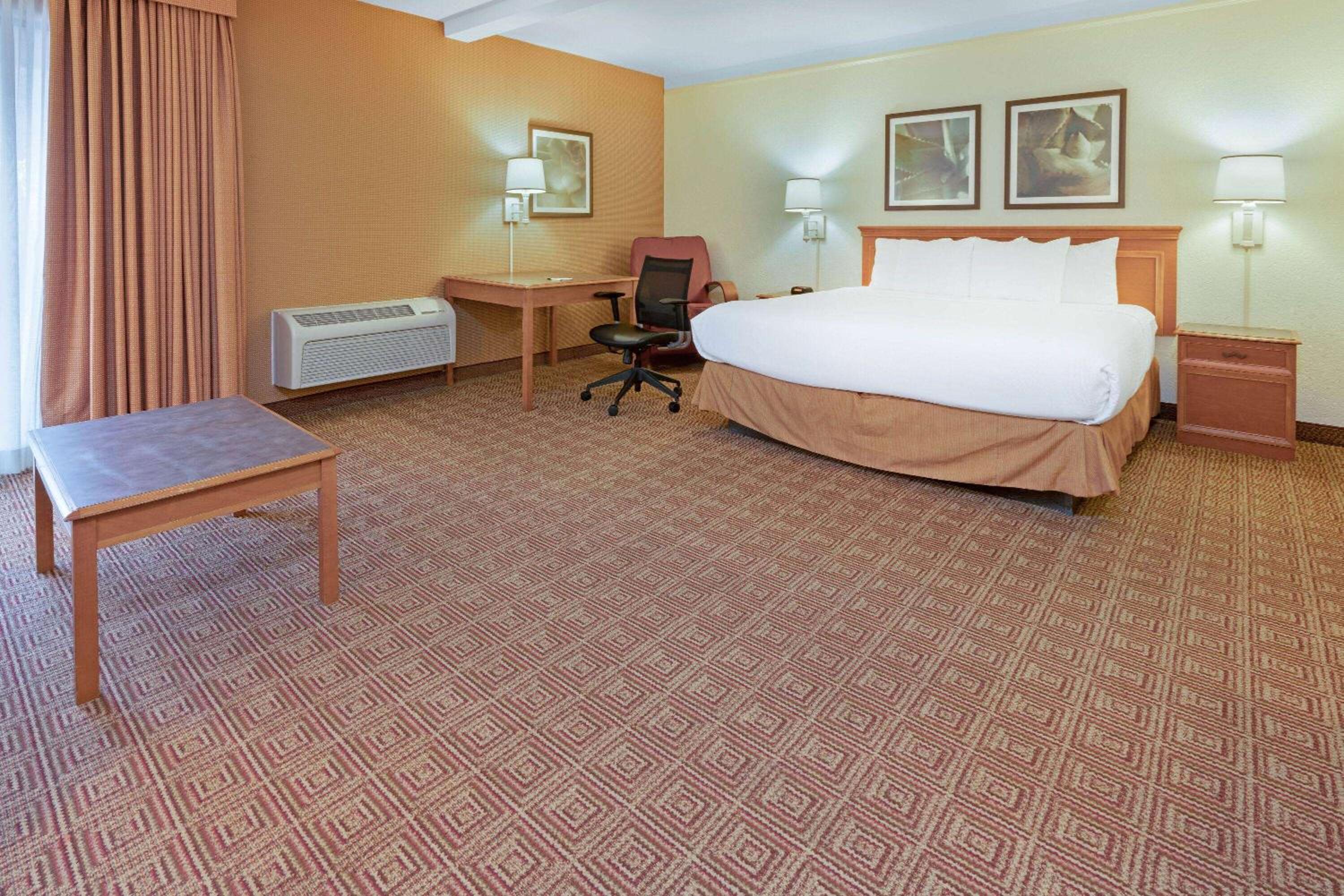 Deluxe King Room - Non-Smoking photo 1