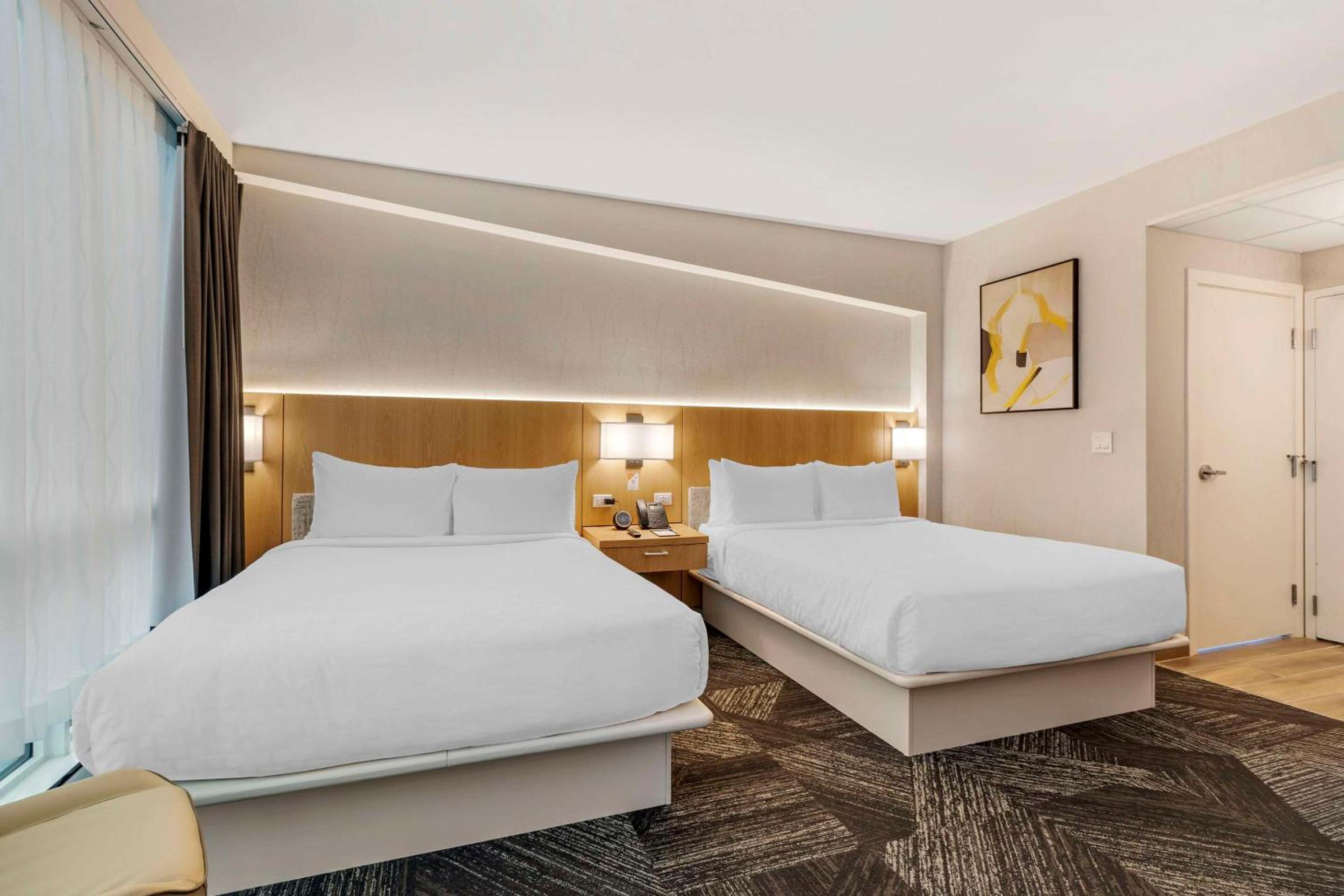 Queen Room with Two Queen Beds and City View - Non-Smoking - Photo 2