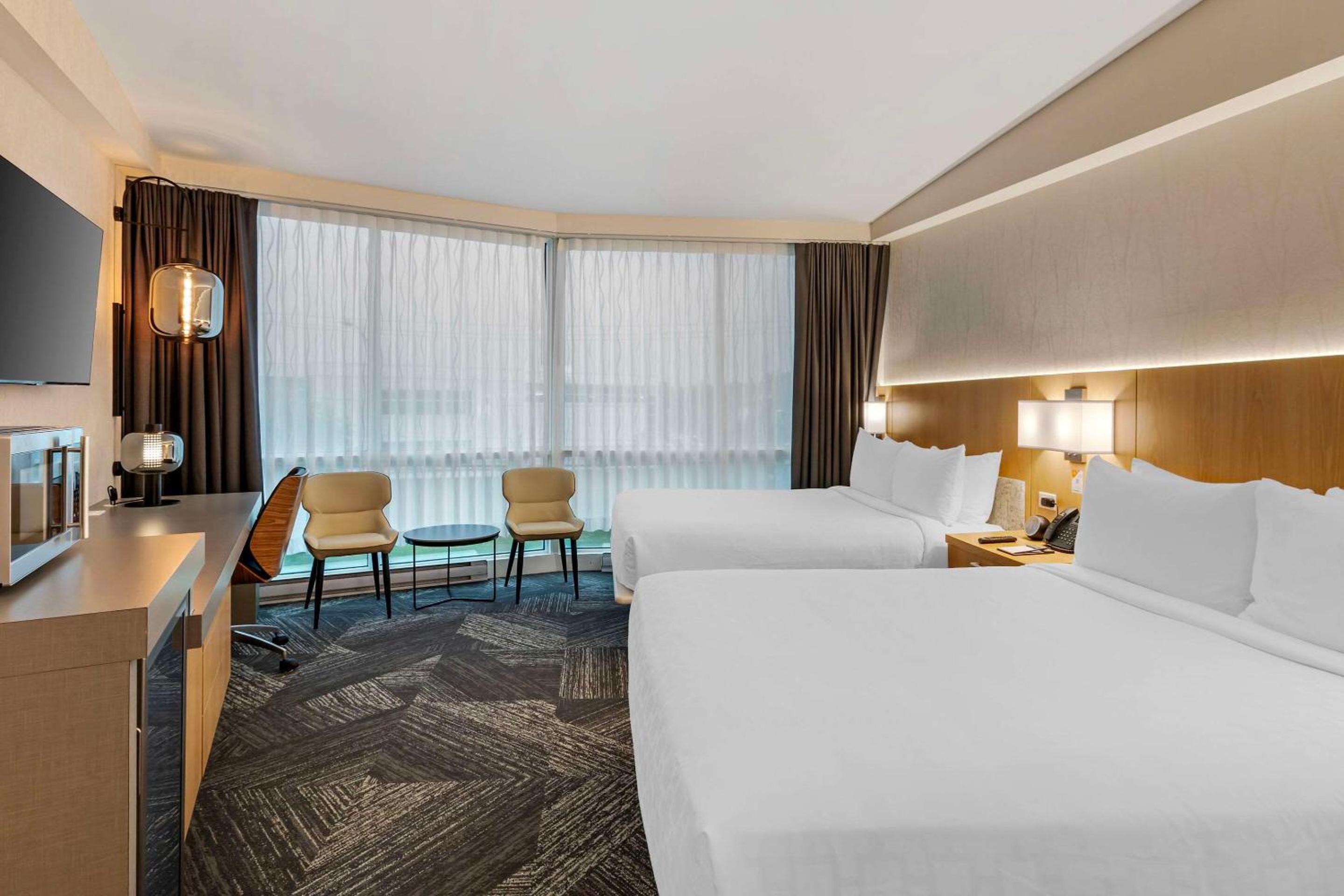 Queen Room with Two Queen Beds and City View - Non-Smoking - Photo 3