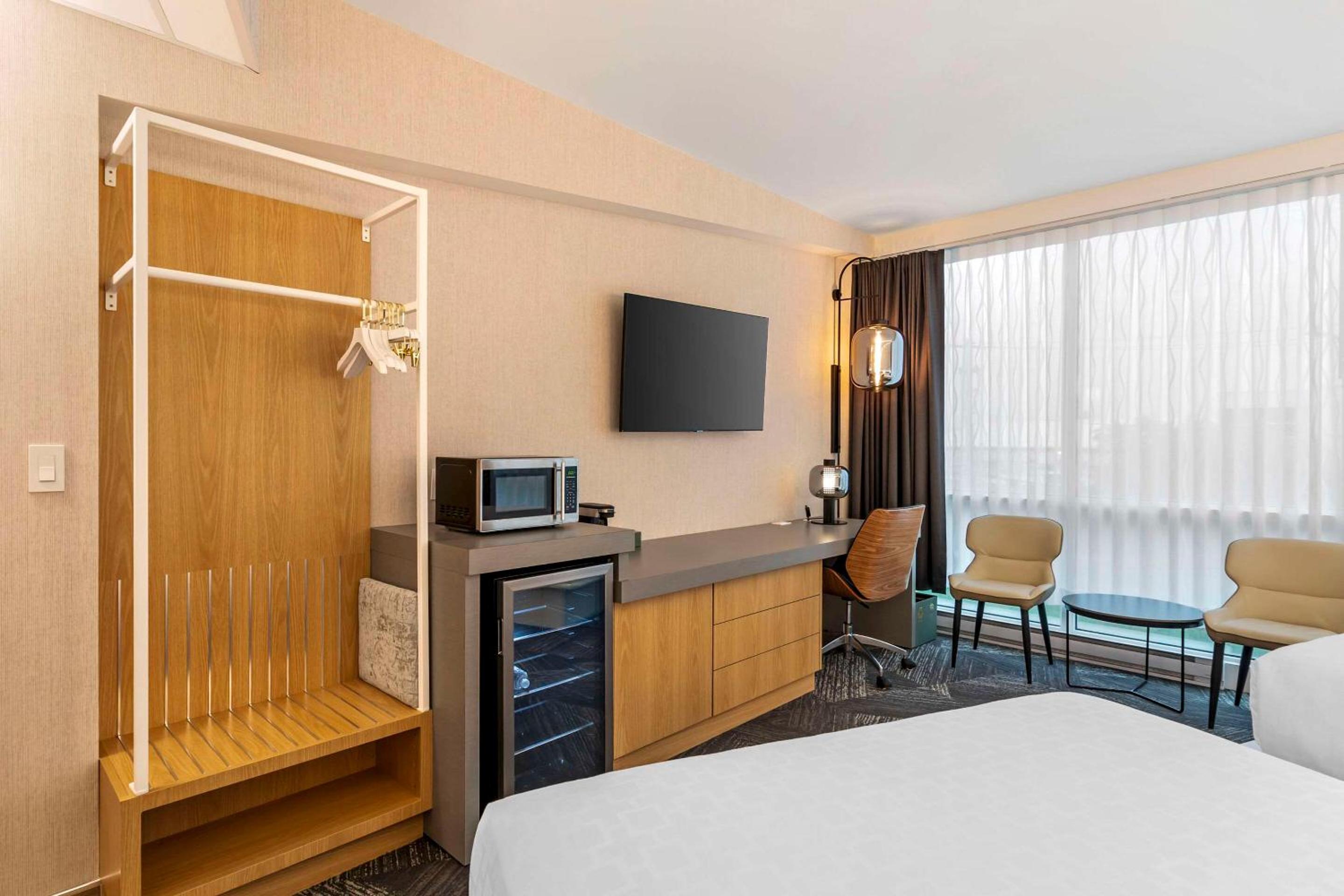 Queen Room with Two Queen Beds and City View - Non-Smoking - Photo 4