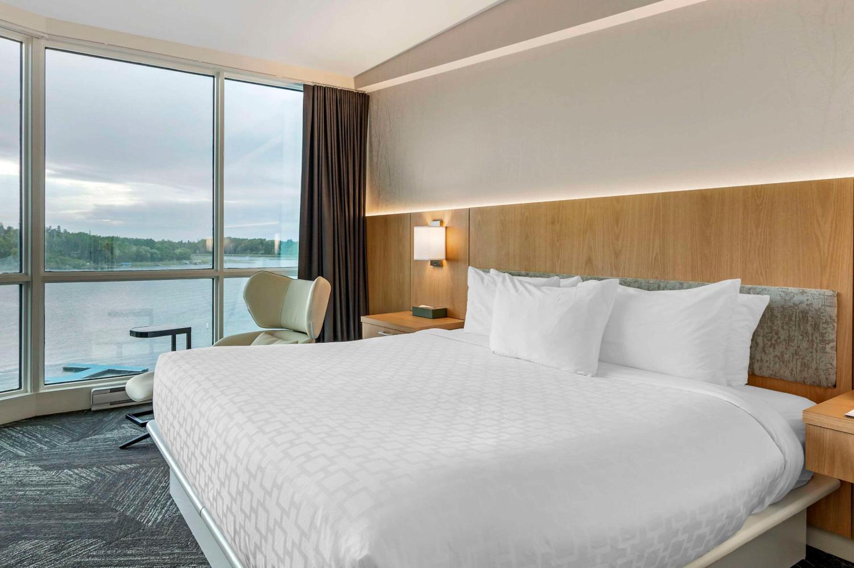 King Room with Lake View - Non-Smoking - Photo 2