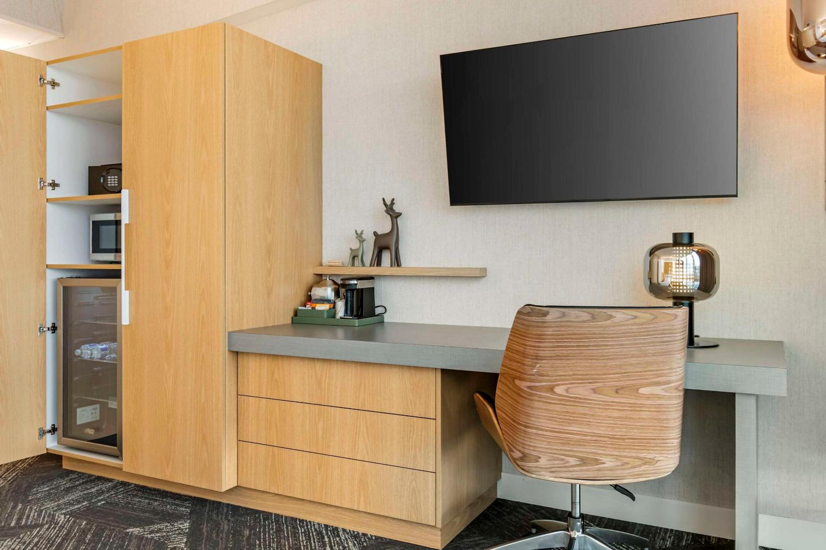 King Room with Lake View - Non-Smoking - Photo 3
