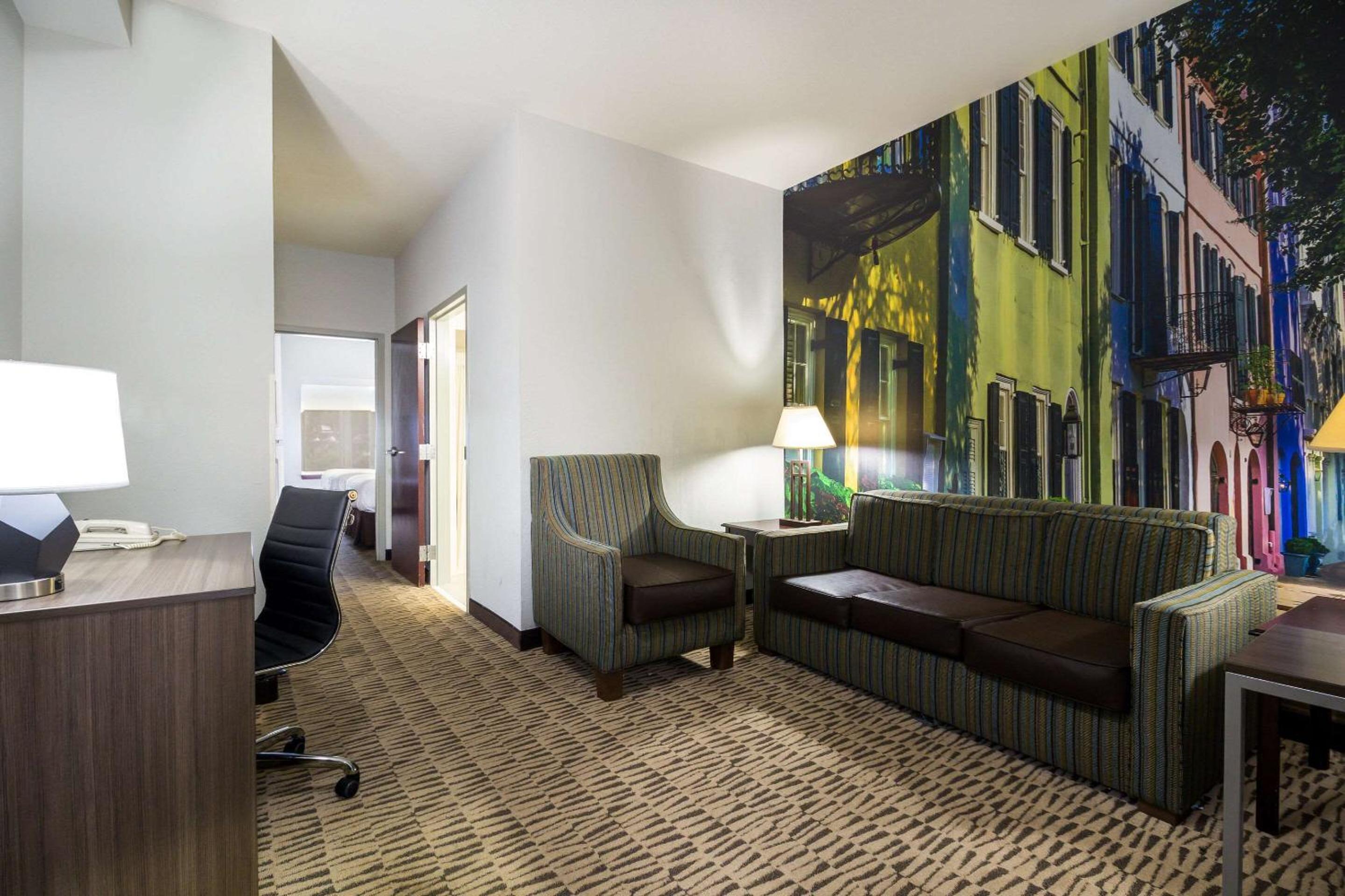 Queen Suite with Two Queen Beds and Sofabed - Non Smoking - Photo 1