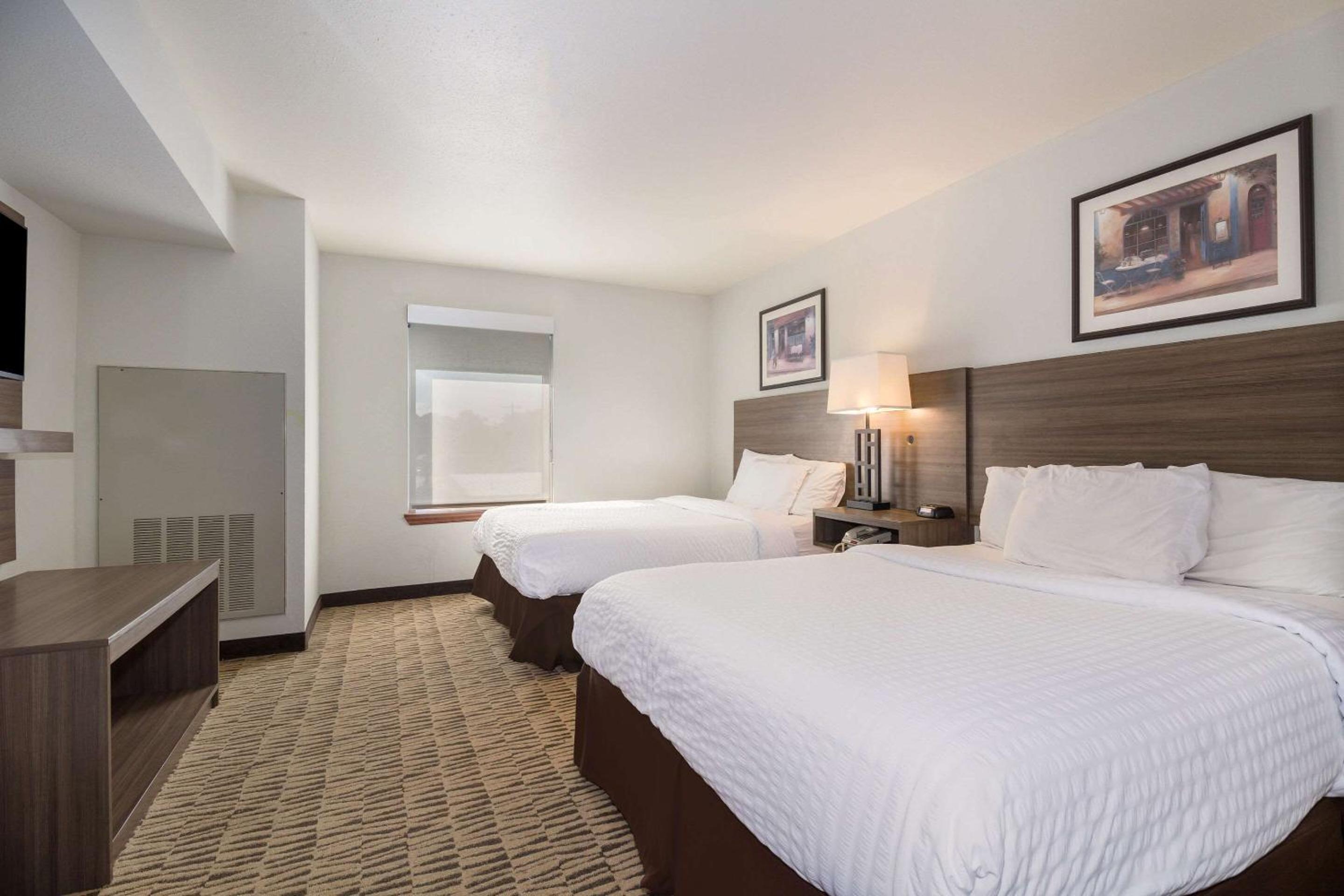 Queen Suite with Two Queen Beds and Sofabed - Non Smoking - Photo 3