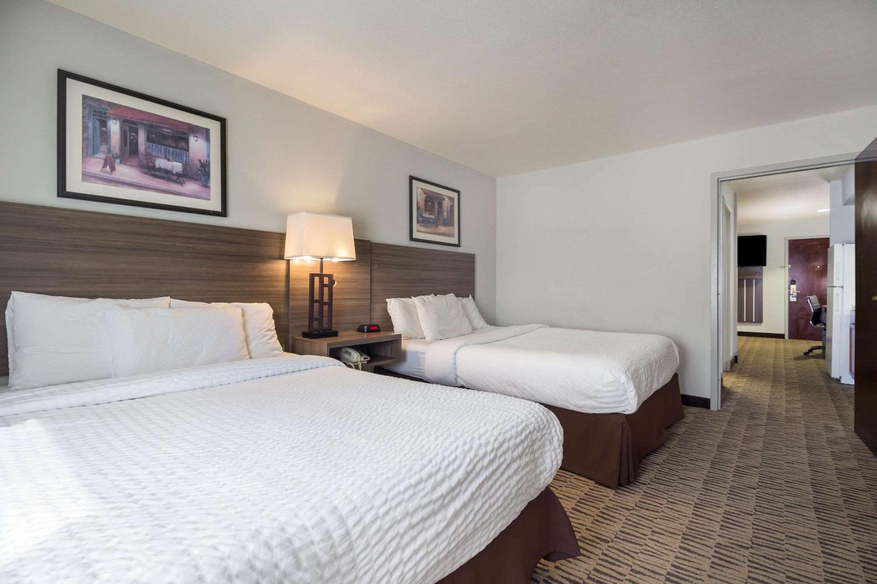 Queen Suite with Two Queen Beds and Sofabed - Non Smoking - Photo 2