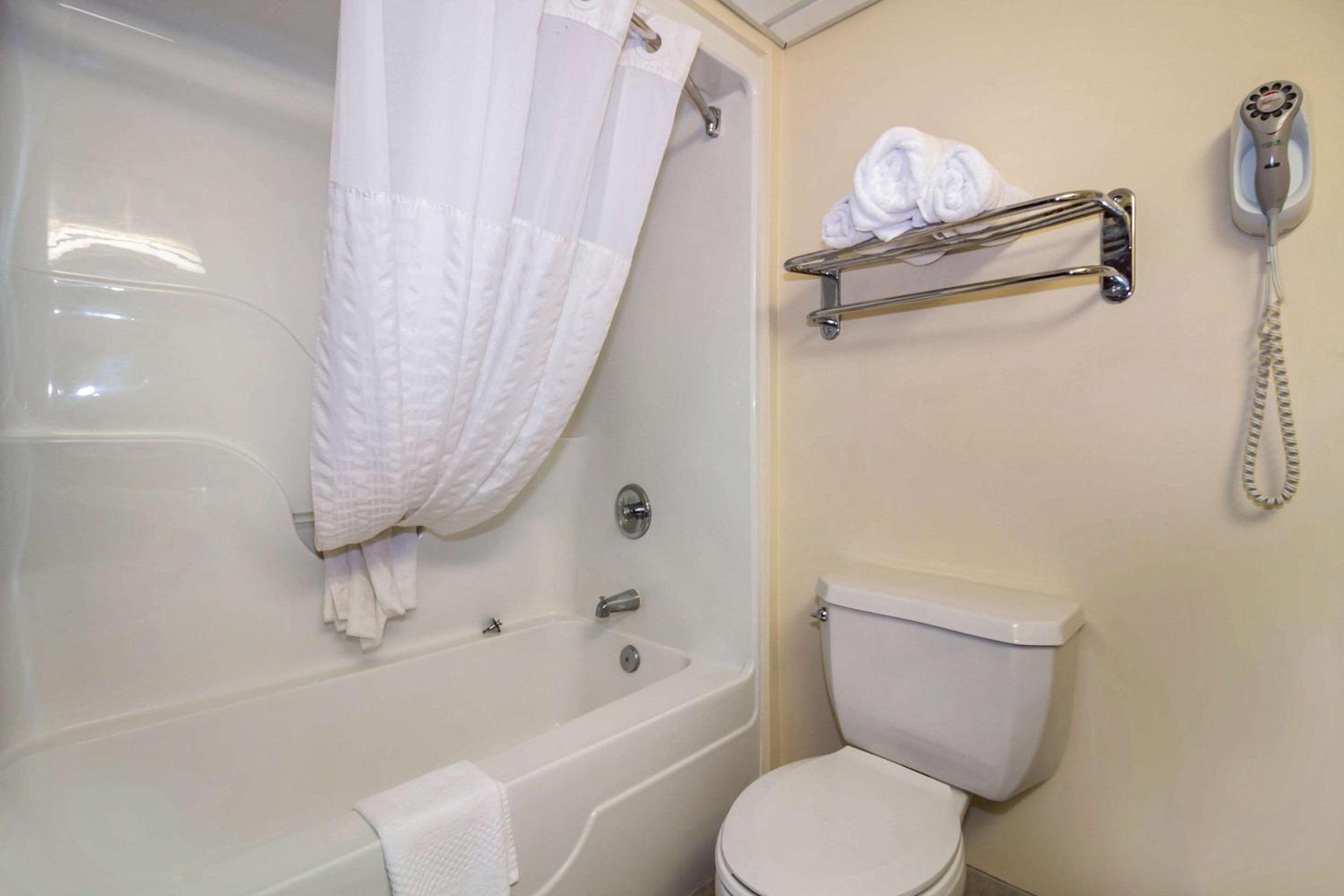 Queen Suite with Two Queen Beds and Sofabed - Non Smoking - Photo 4