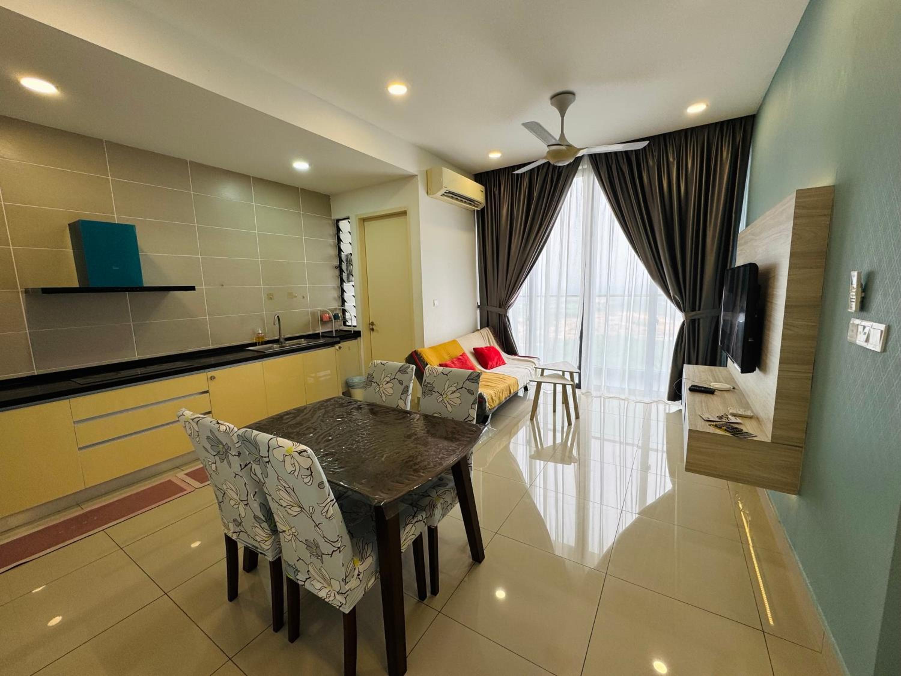 One-Bedroom Apartment with Balcony and Water View photo 3