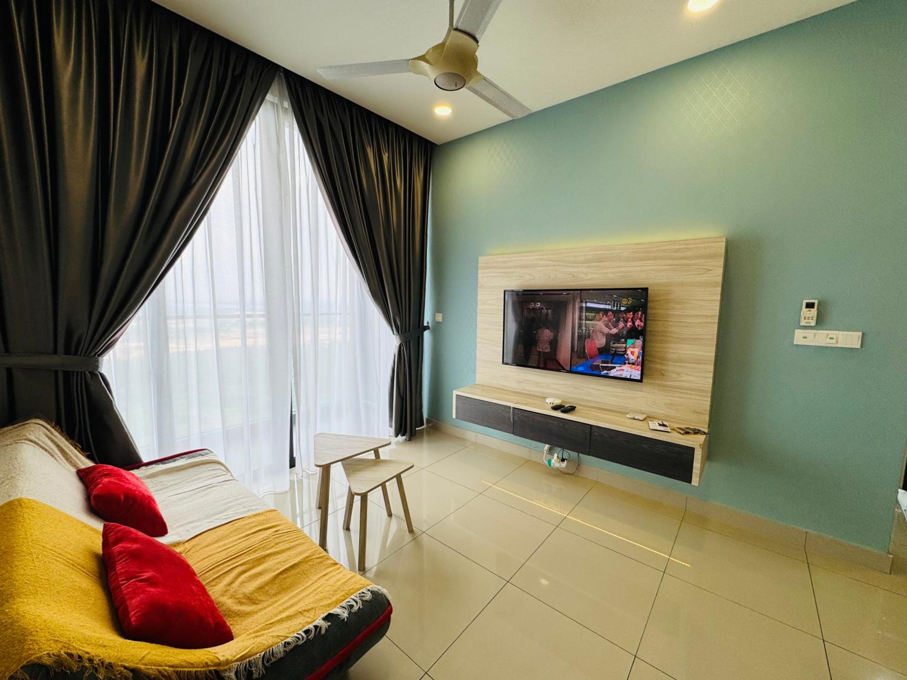 One-Bedroom Apartment with Balcony and Water View photo 2