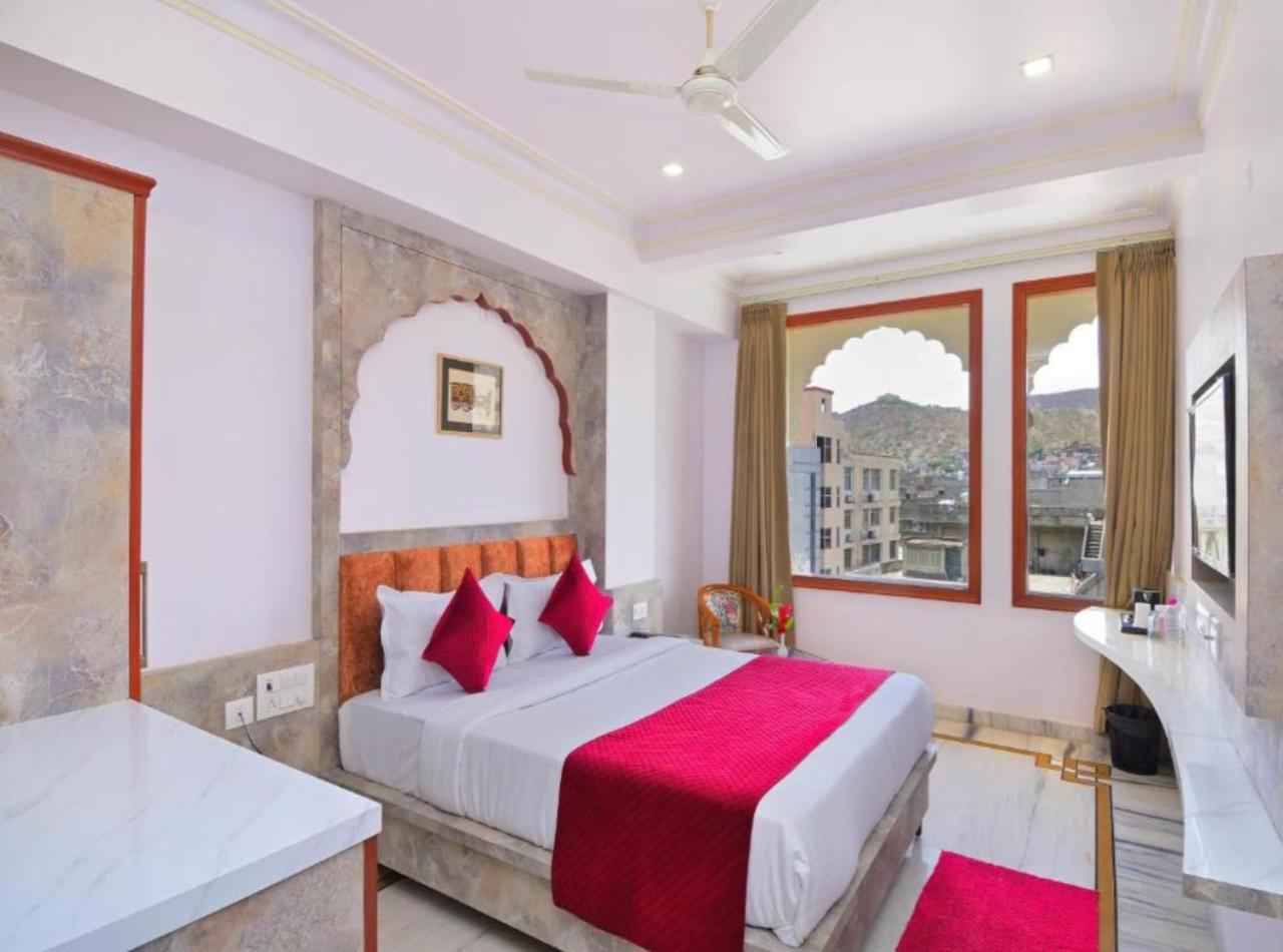 Deluxe Double Room (2 Adults + 1 Child)