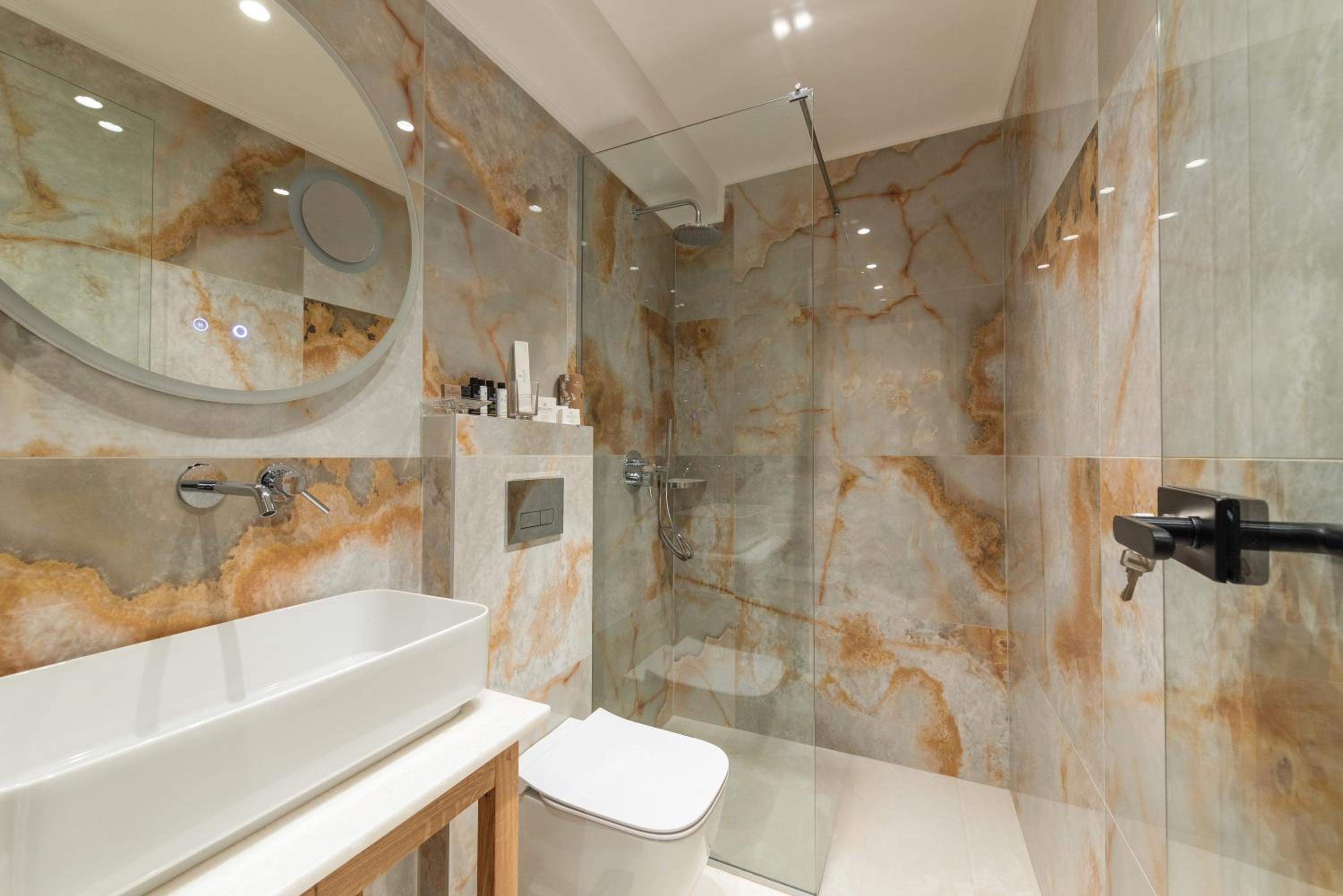 Deluxe Double Room with Balcony - Photo 17