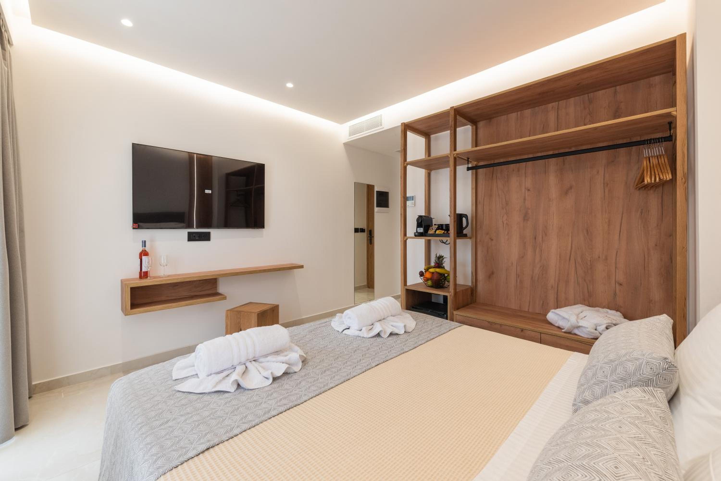 Deluxe Double Room with Balcony - Photo 3