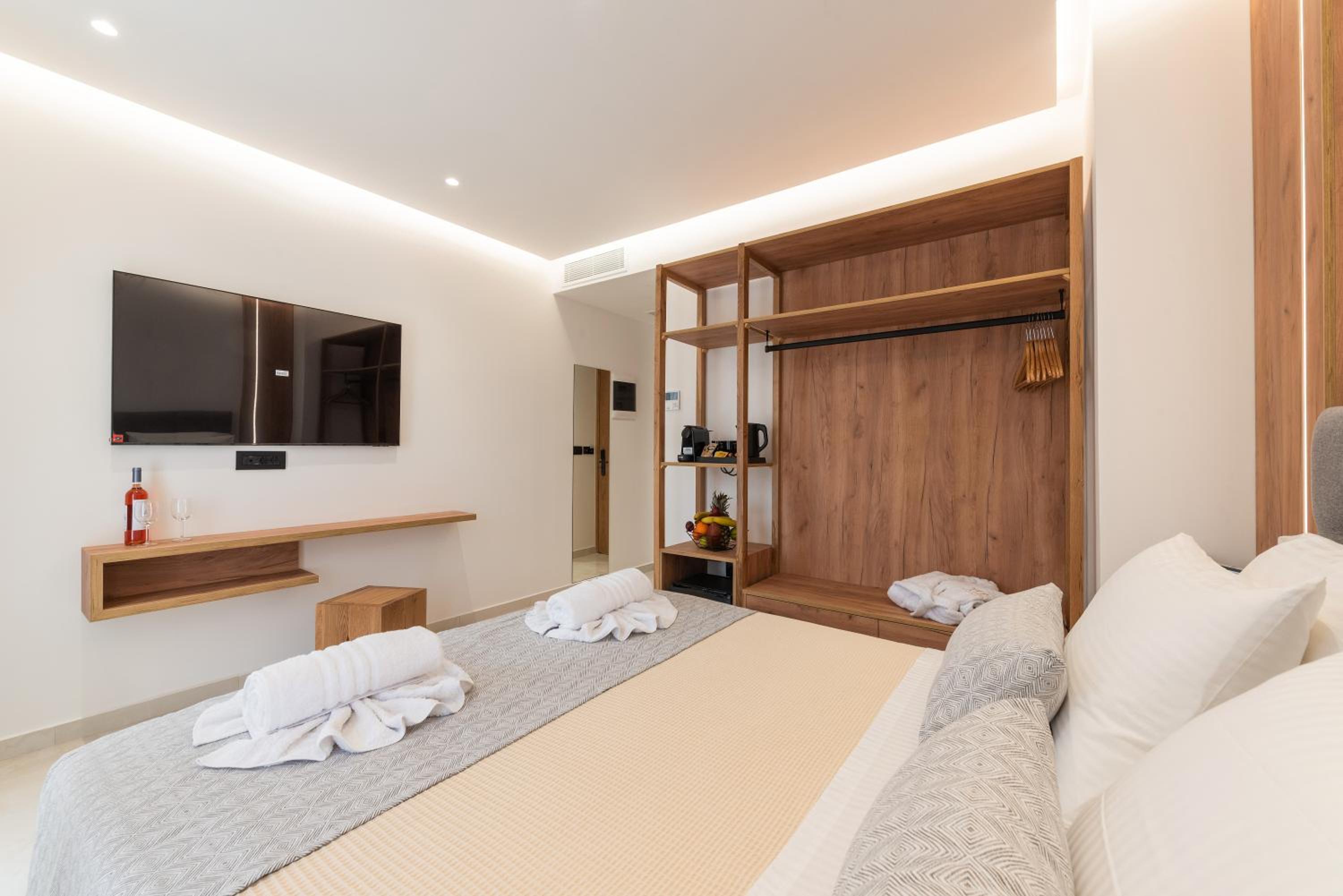 Deluxe Double Room with Balcony - Photo 13
