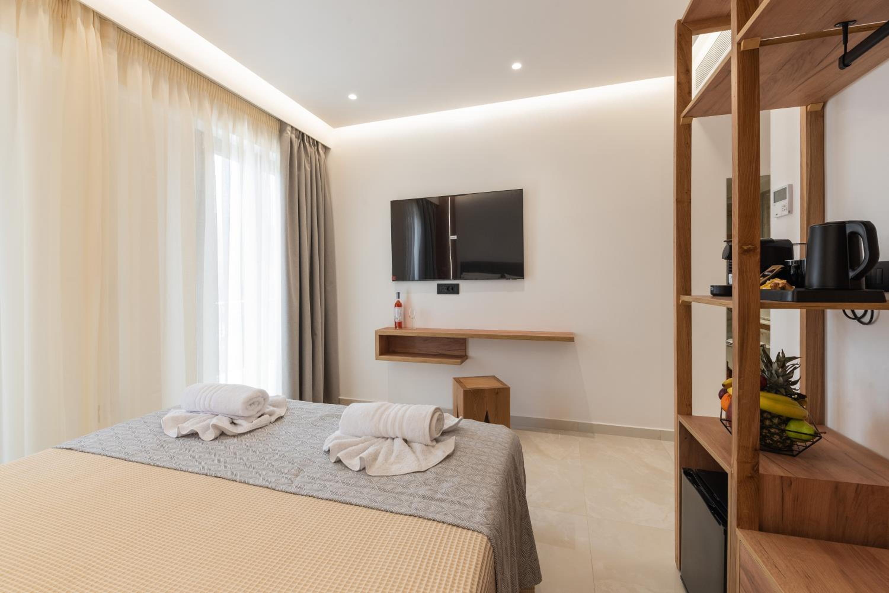 Deluxe Double Room with Balcony - Photo 19