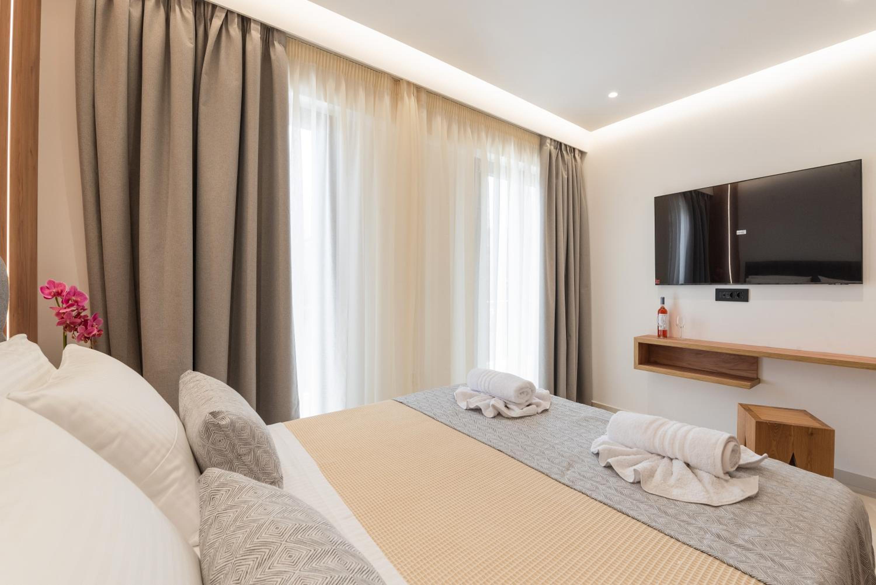Deluxe Double Room with Balcony - Photo 6