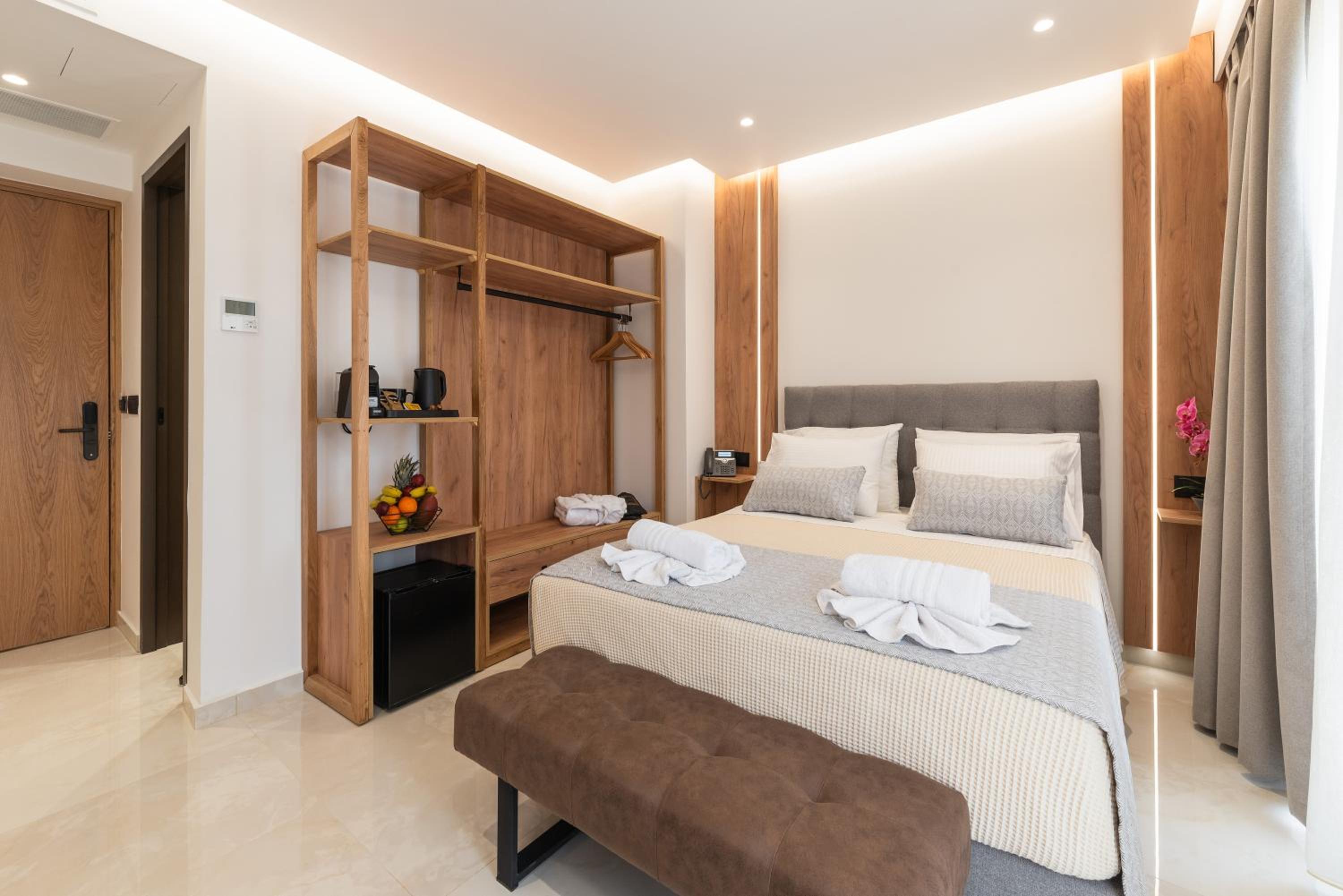 Deluxe Double Room with Balcony - Photo 8