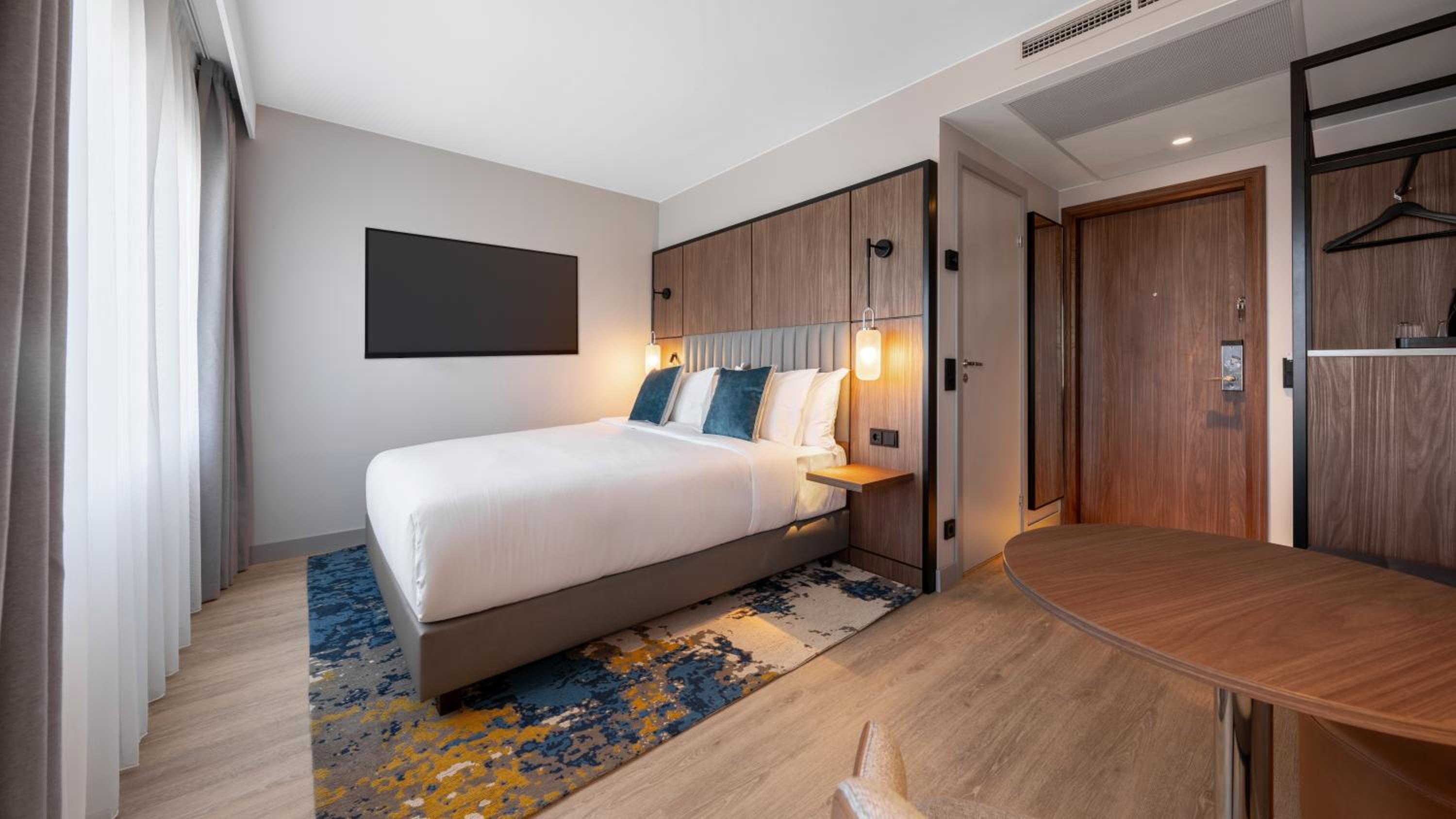 Cozy Queen Room with Free Spa Access