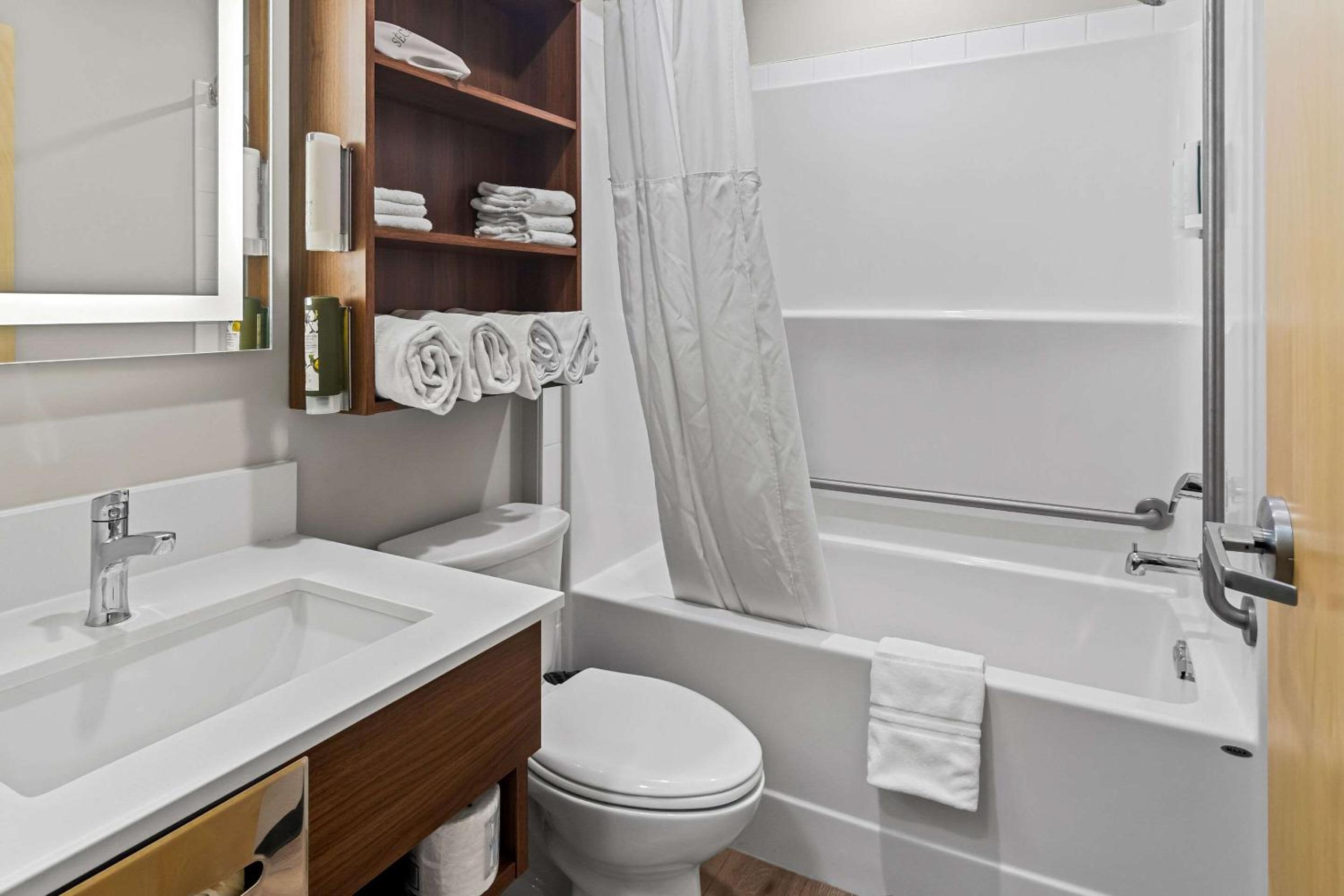 Luxury Room, 2 Queen Beds, (Wet Bar), Non Smoking - Photo 3