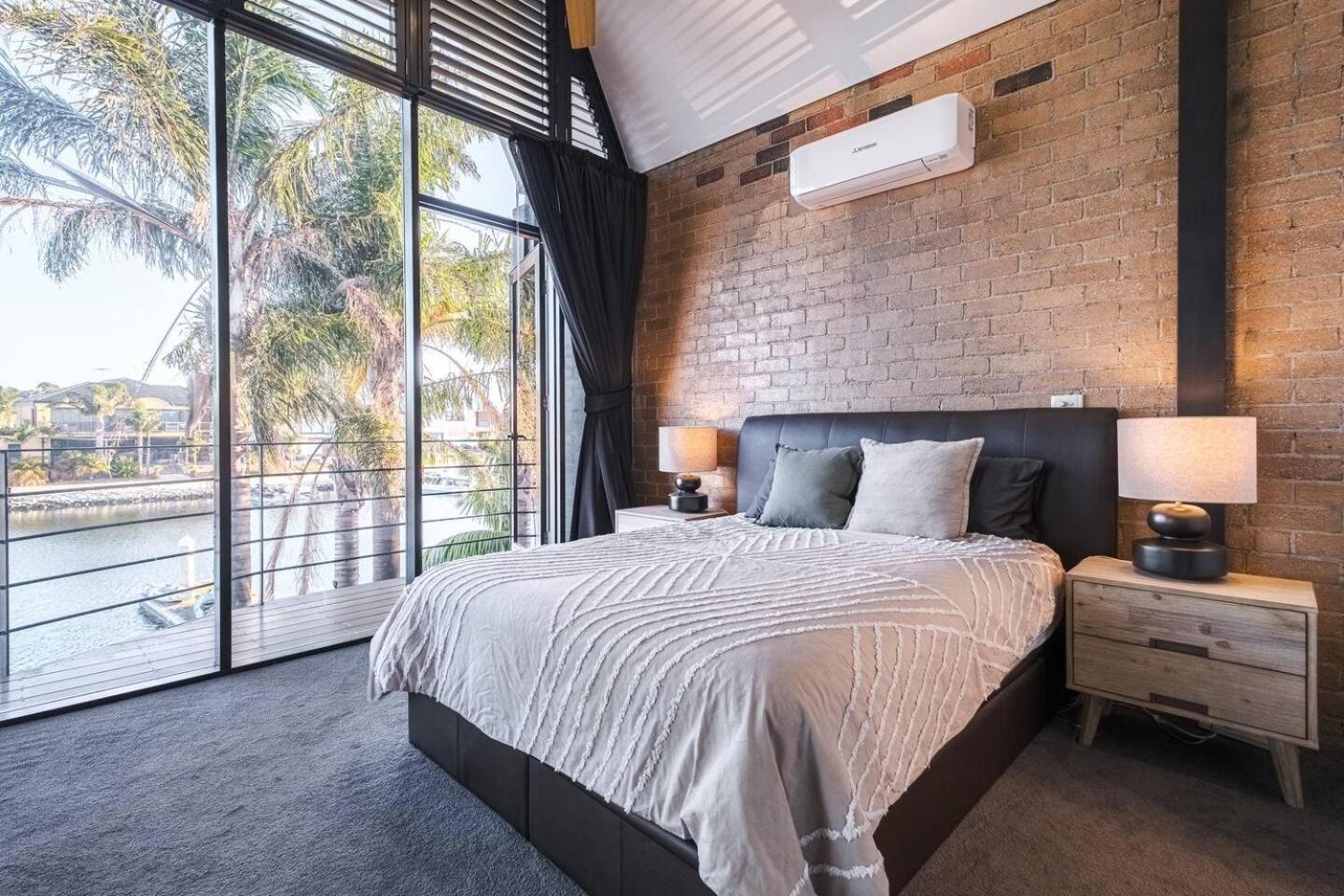 Four-Bedroom House photo 1