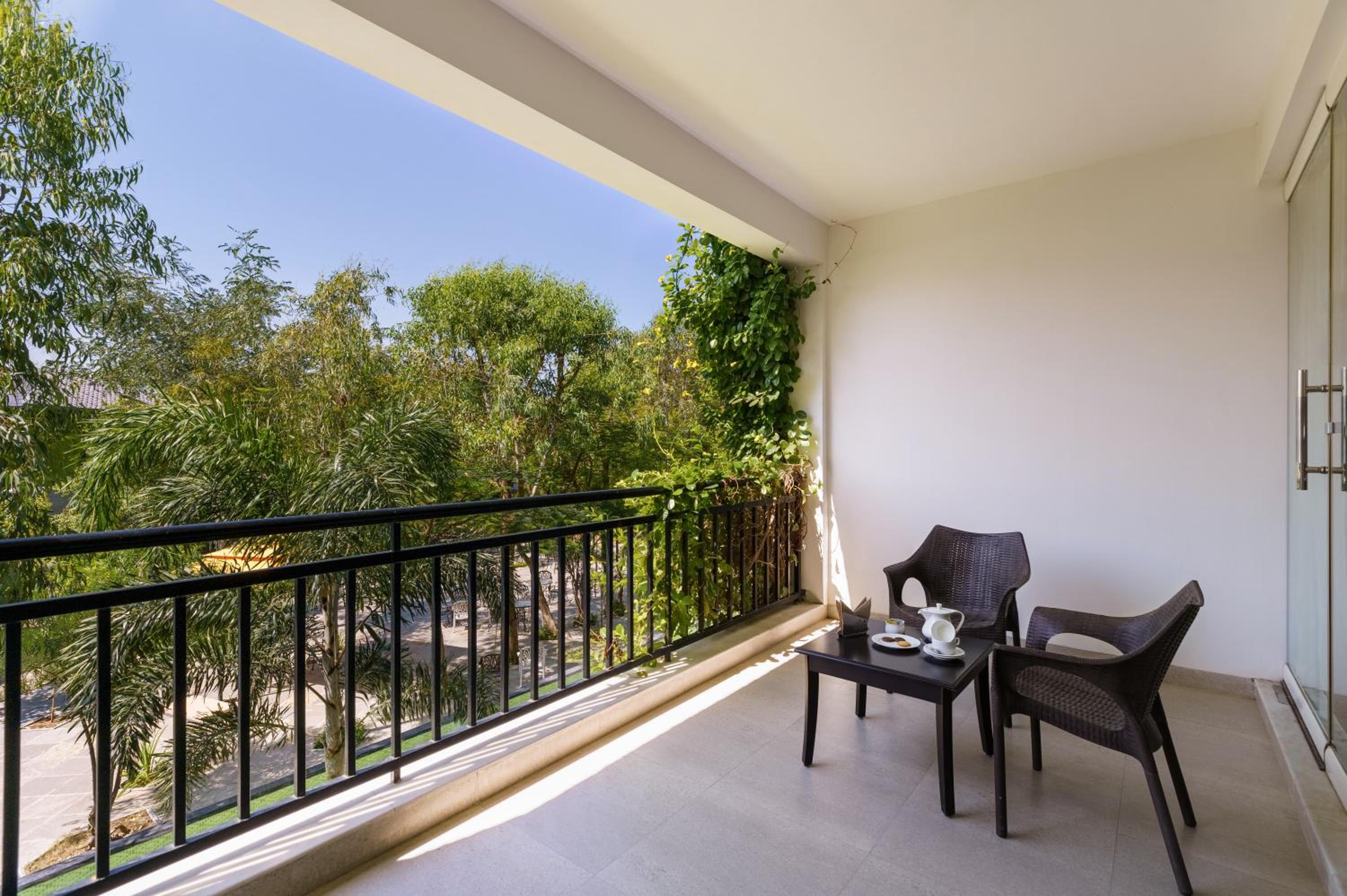 Deluxe Double Room: Early Check-In upto 3 hours (subject to availability), Complimentary Hi-Tea served with Cookies, Veg Snack(s), Complimentary Cricket