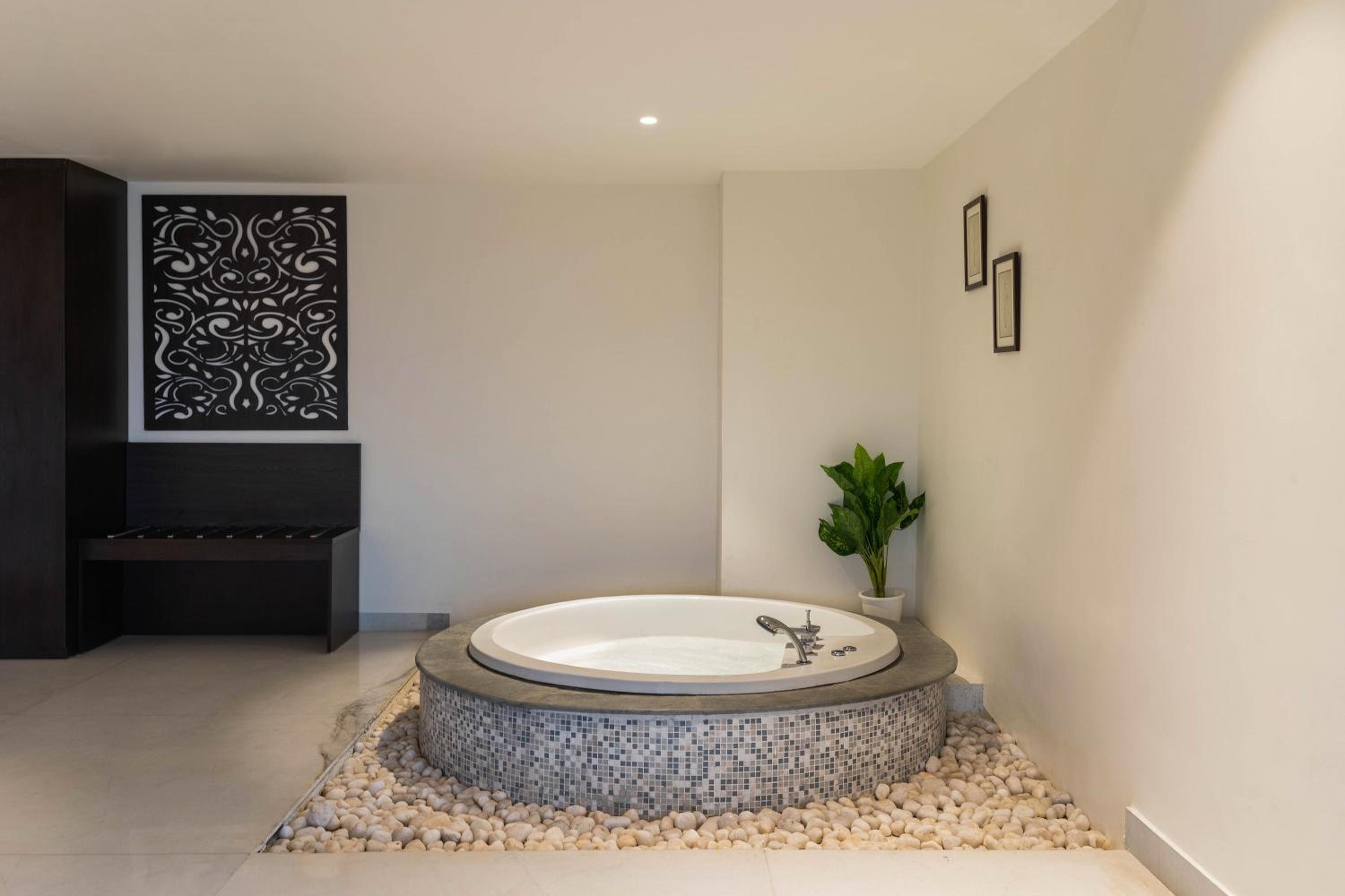 TatSaraasa Suite With Jacuzzi: Early Check-In upto 3 hours (subject to availability),Complimentary Hi-Tea served with Cookies, Veg Snack(s), Complimentary Cricket photo 3