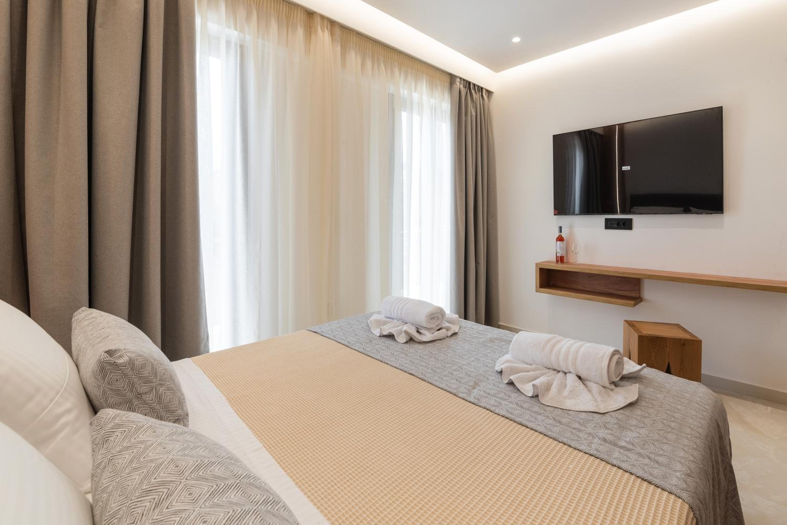 Deluxe Double Room with Balcony - Photo 10