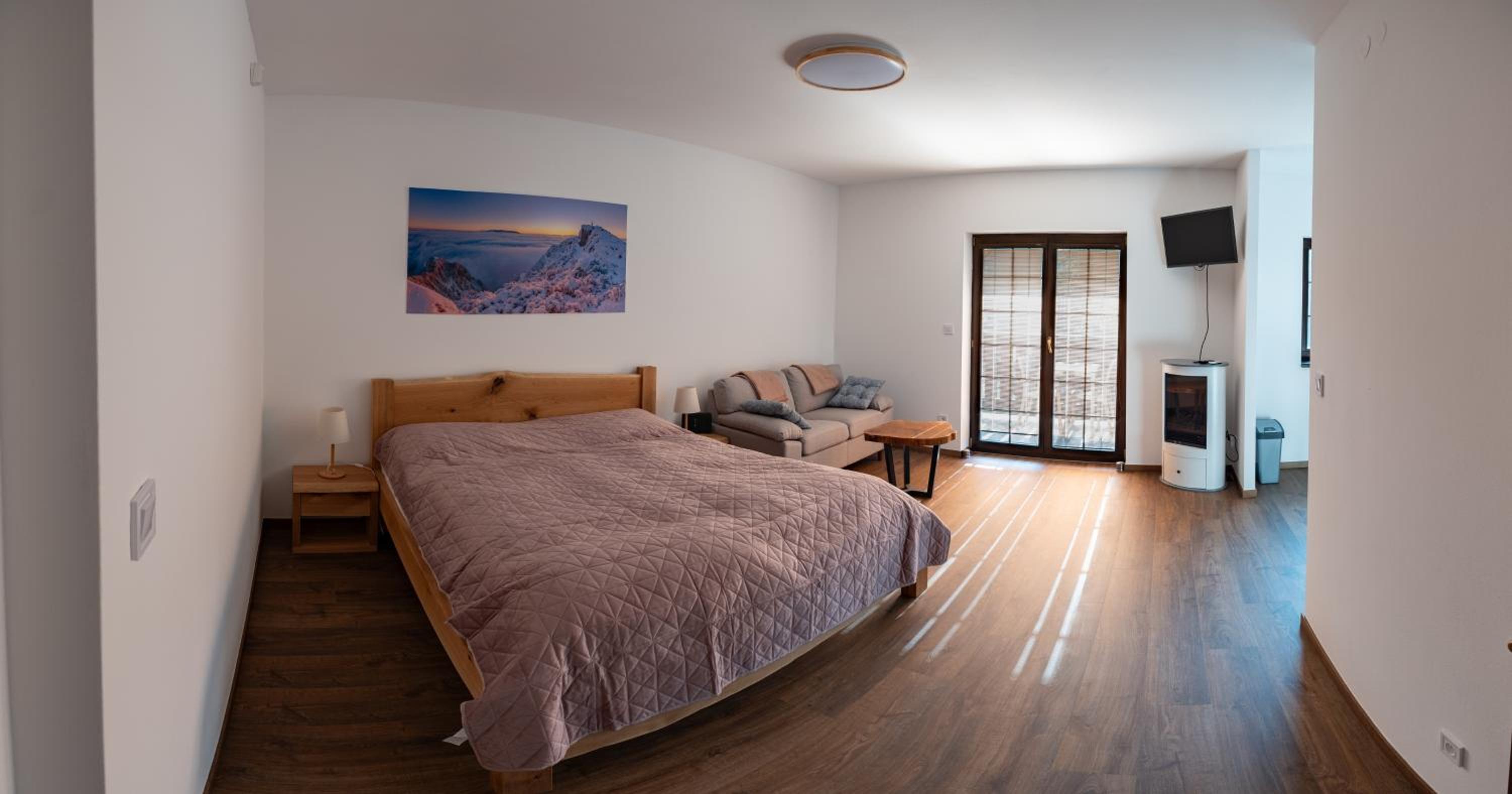 One-Bedroom Apartment photo 2