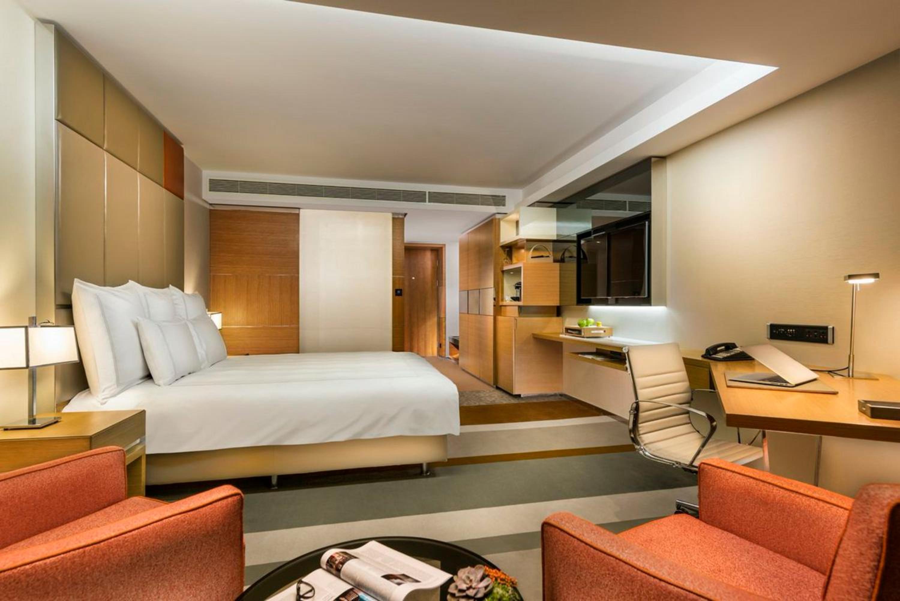 Swiss Executive King Room with Garden View and Lounge Access thumbnail 5