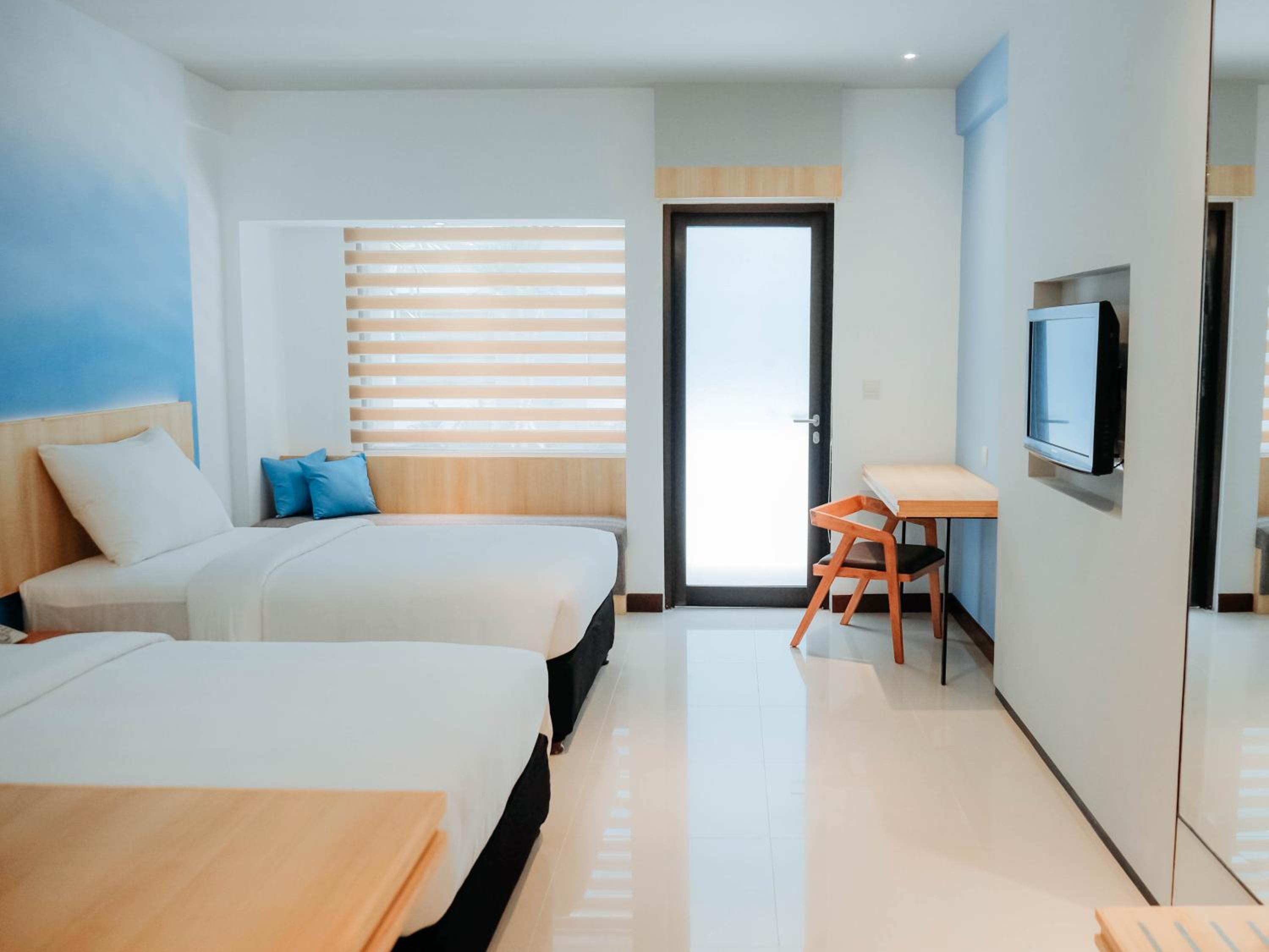 Superior Twin Room with Balcony - Photo 5
