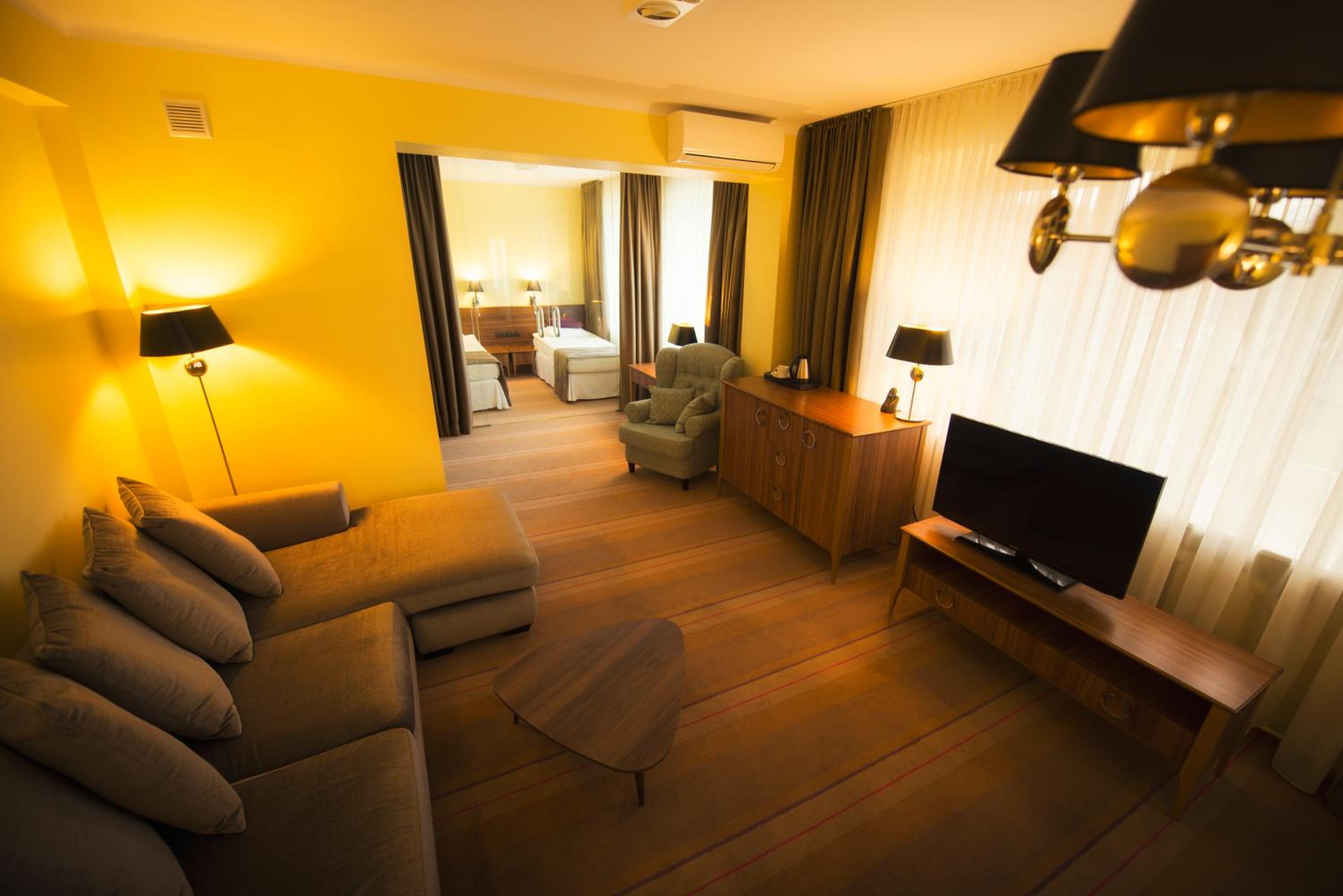 Queen Suite with Two Single Beds with access to the wellness and fitness area