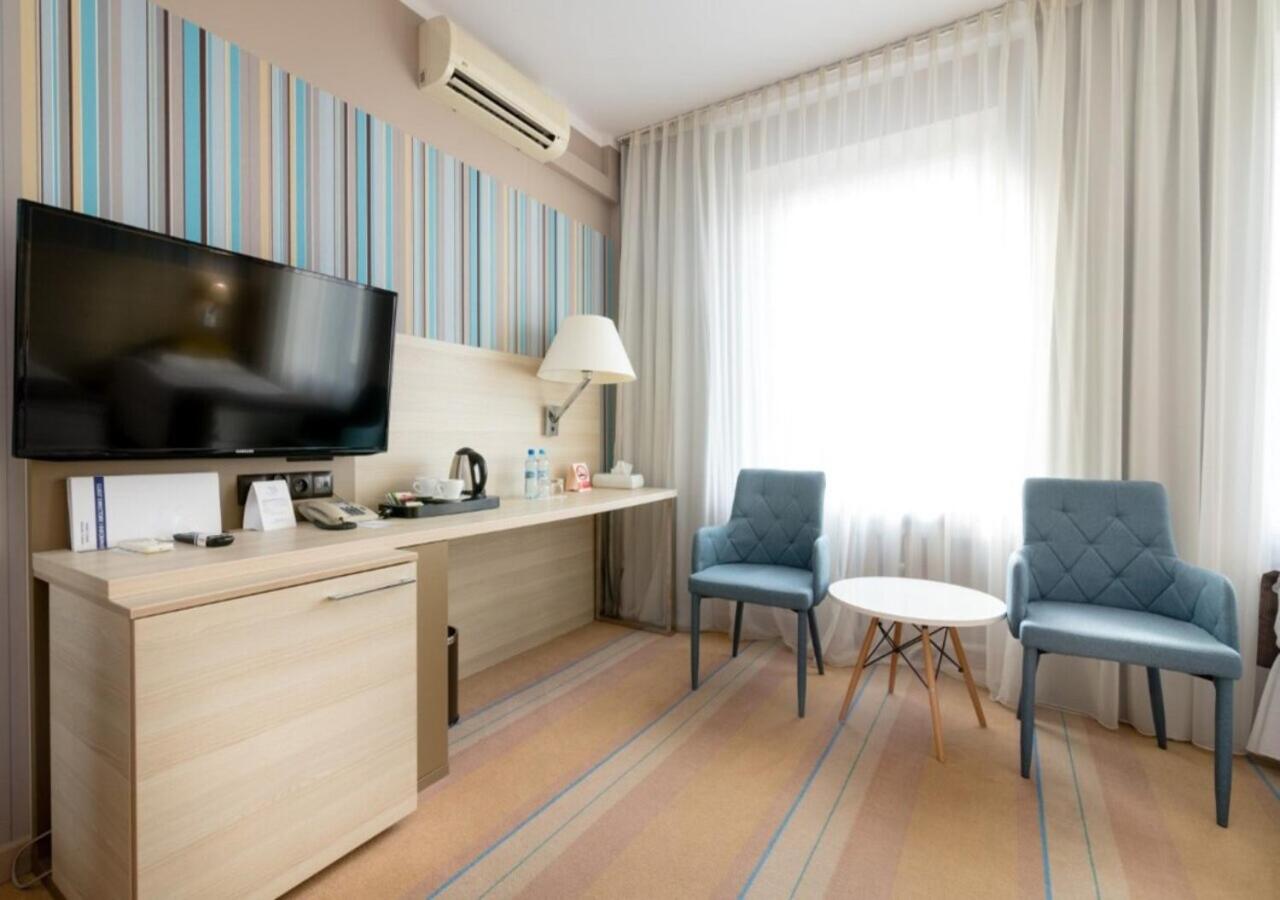 Standard queen room with access to the wellness and fitness area photo 1