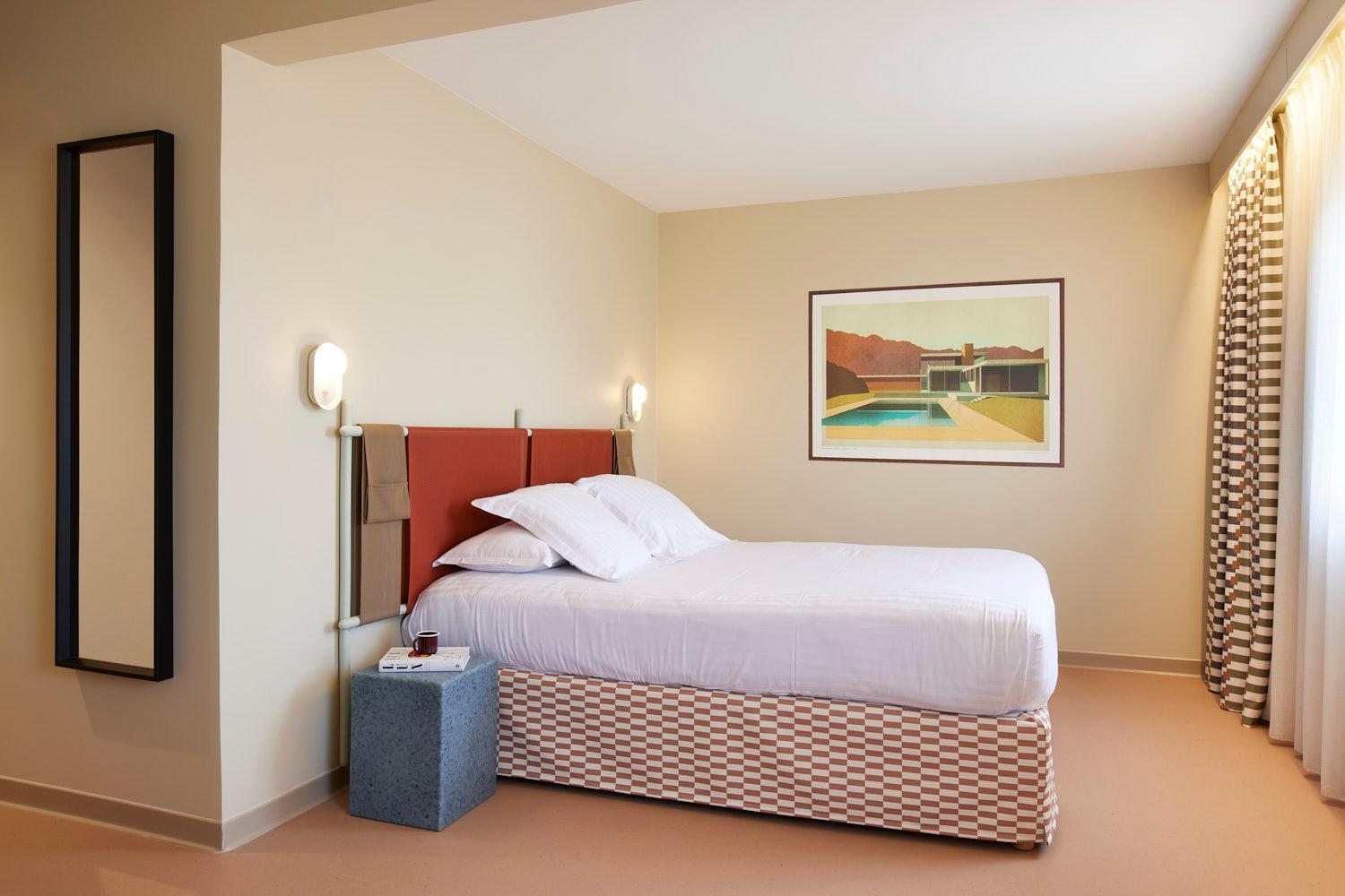 Prestige triple room (1 queen bed & 1 single sofa-bed) - Photo 1