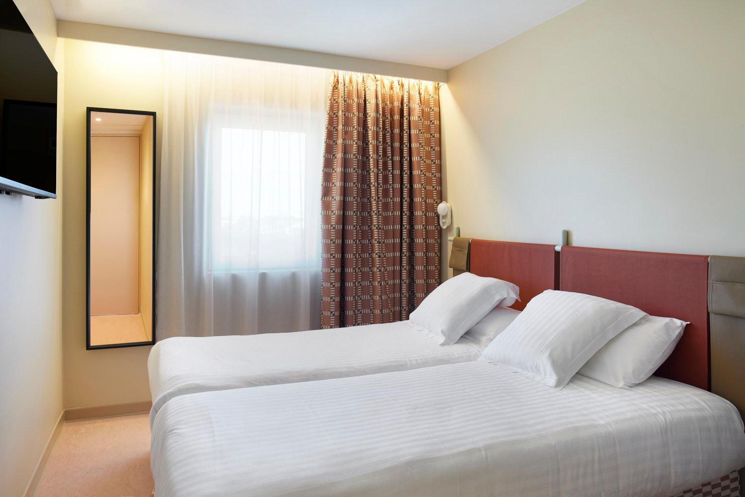 Standard Twin Room - Photo 1