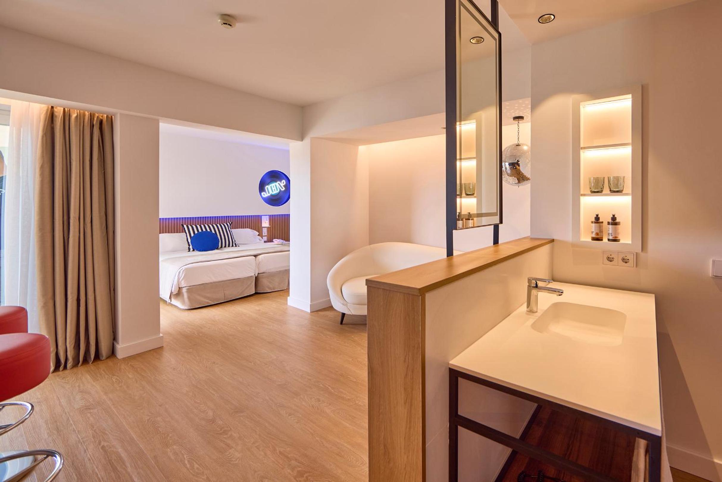 Suite with Sea View thumbnail 5