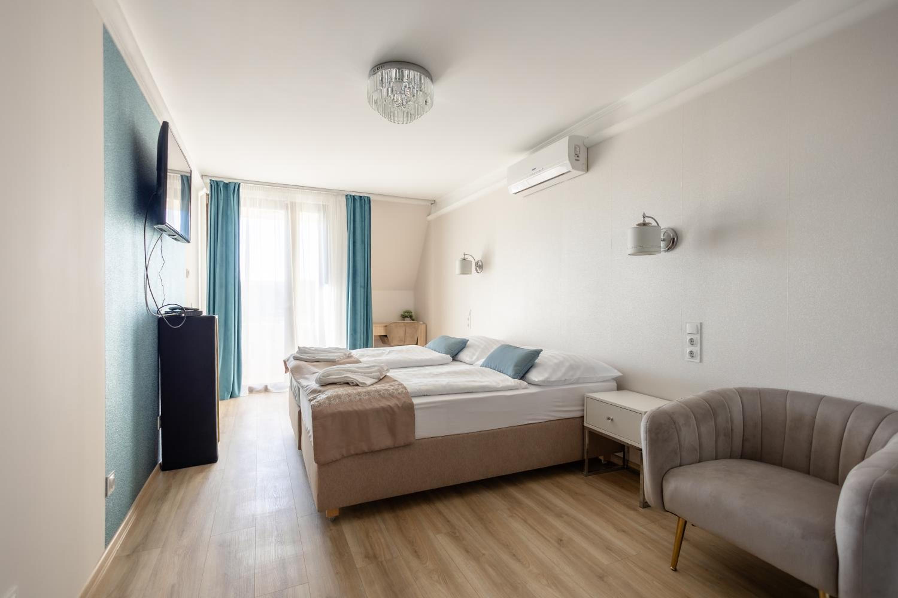 Deluxe Double Room with Two Double Beds photo 3
