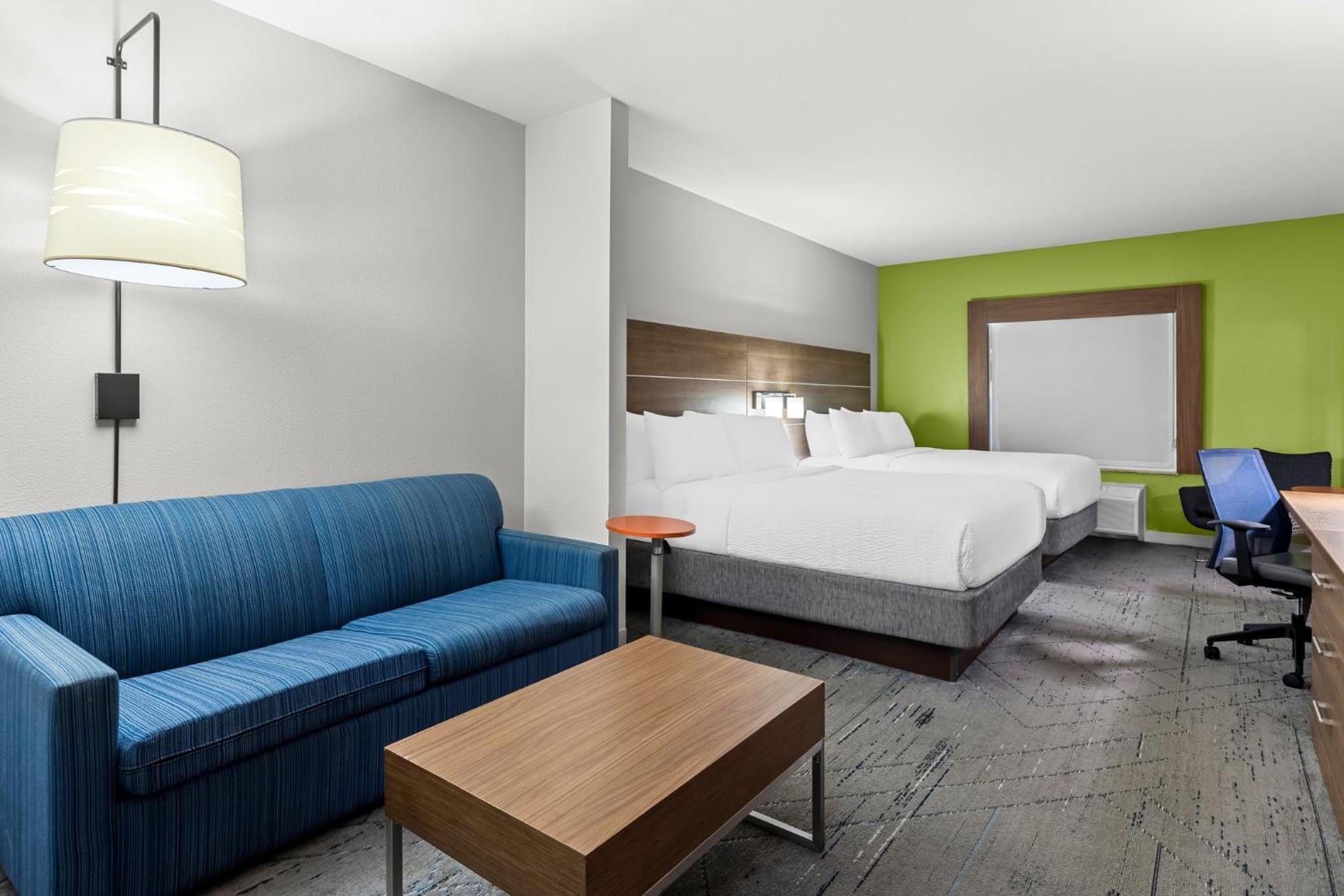 Suite with Two Queen Beds - Photo 8