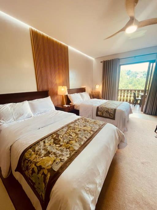 One-Bedroom Apartment with Balcony and Mountain View   photo 1