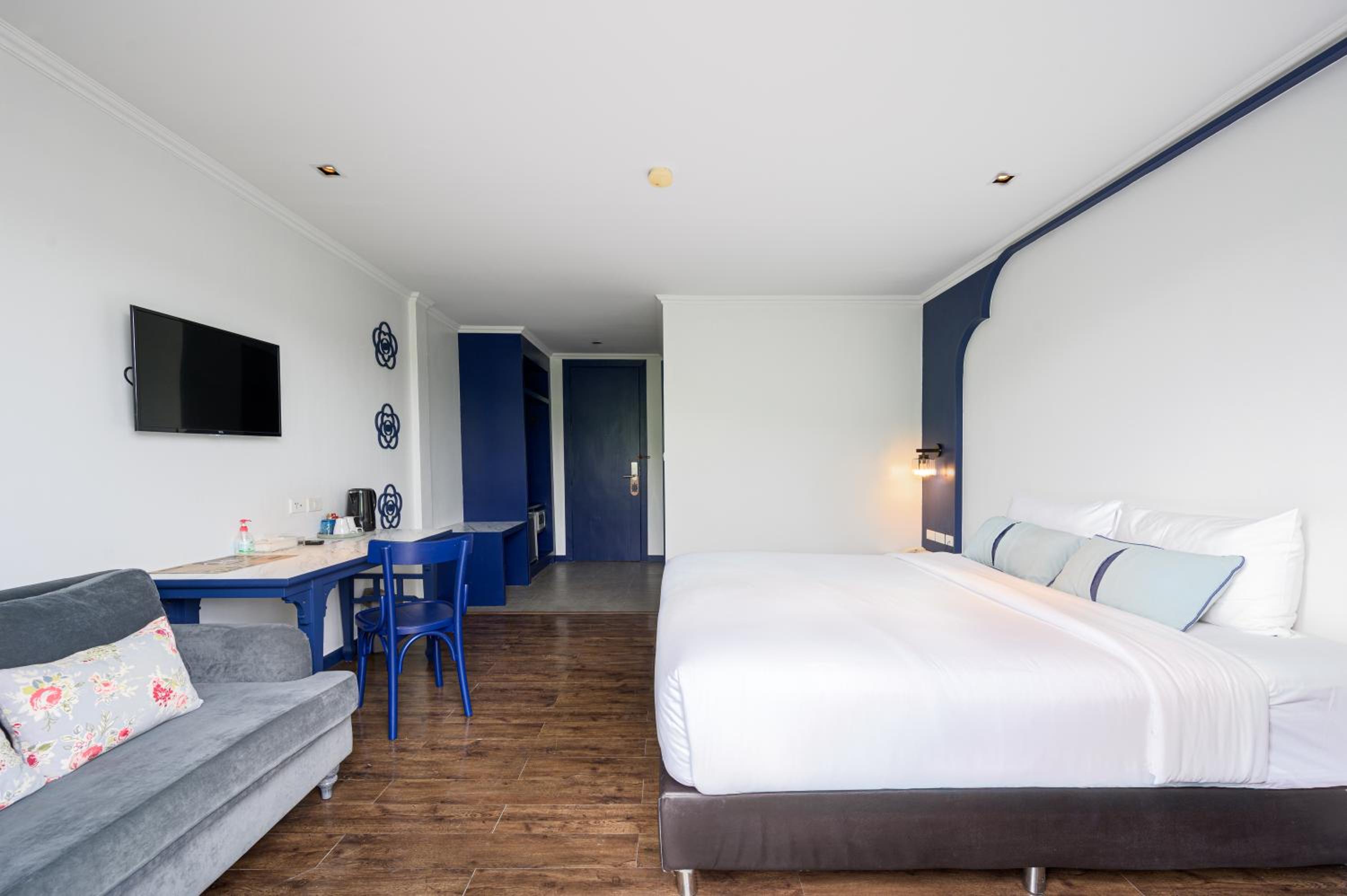 Booking.com Superior Double Bed + Free Coworking Space