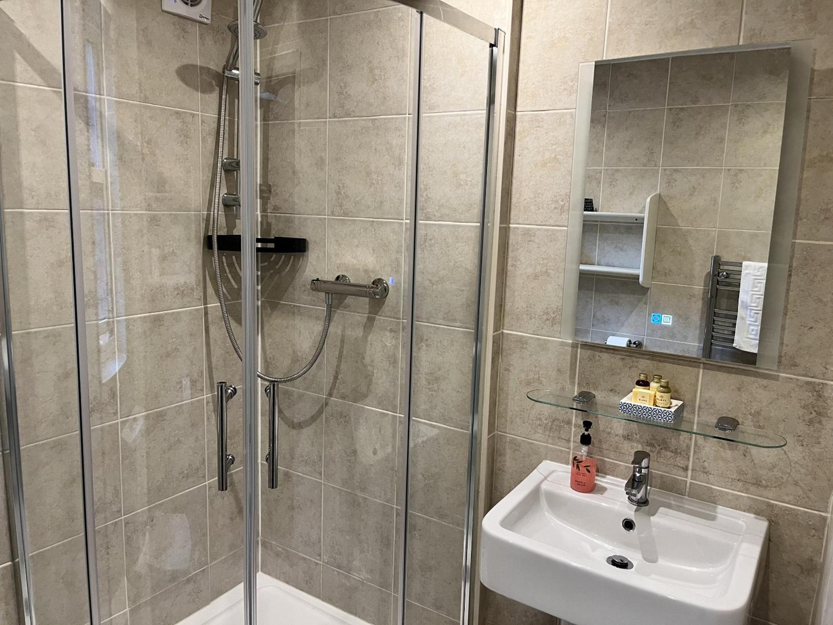 Double Room with Private Bathroom - Photo 6
