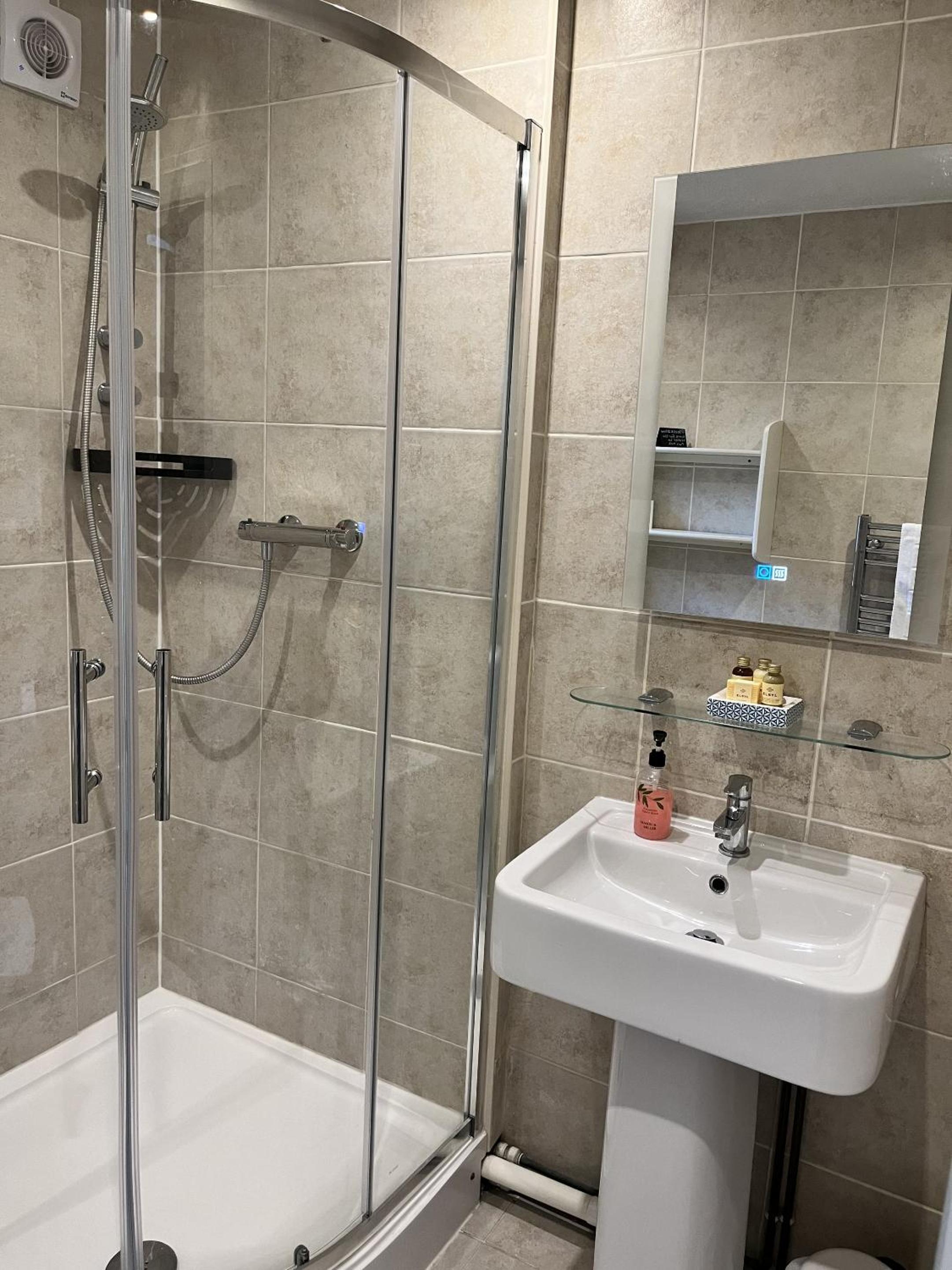 Twin Room with Private Bathroom - Photo 3