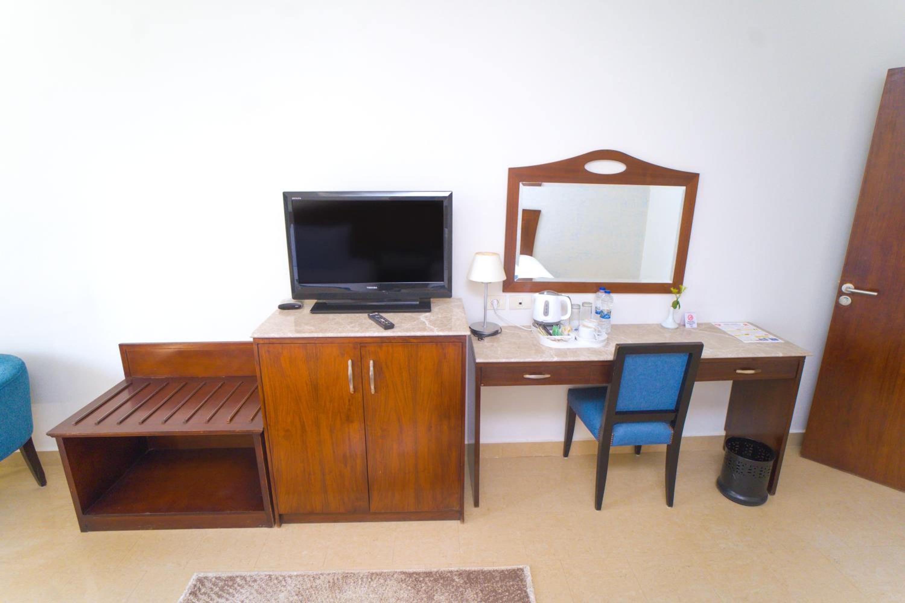 Family Room with Garden View - Photo 9