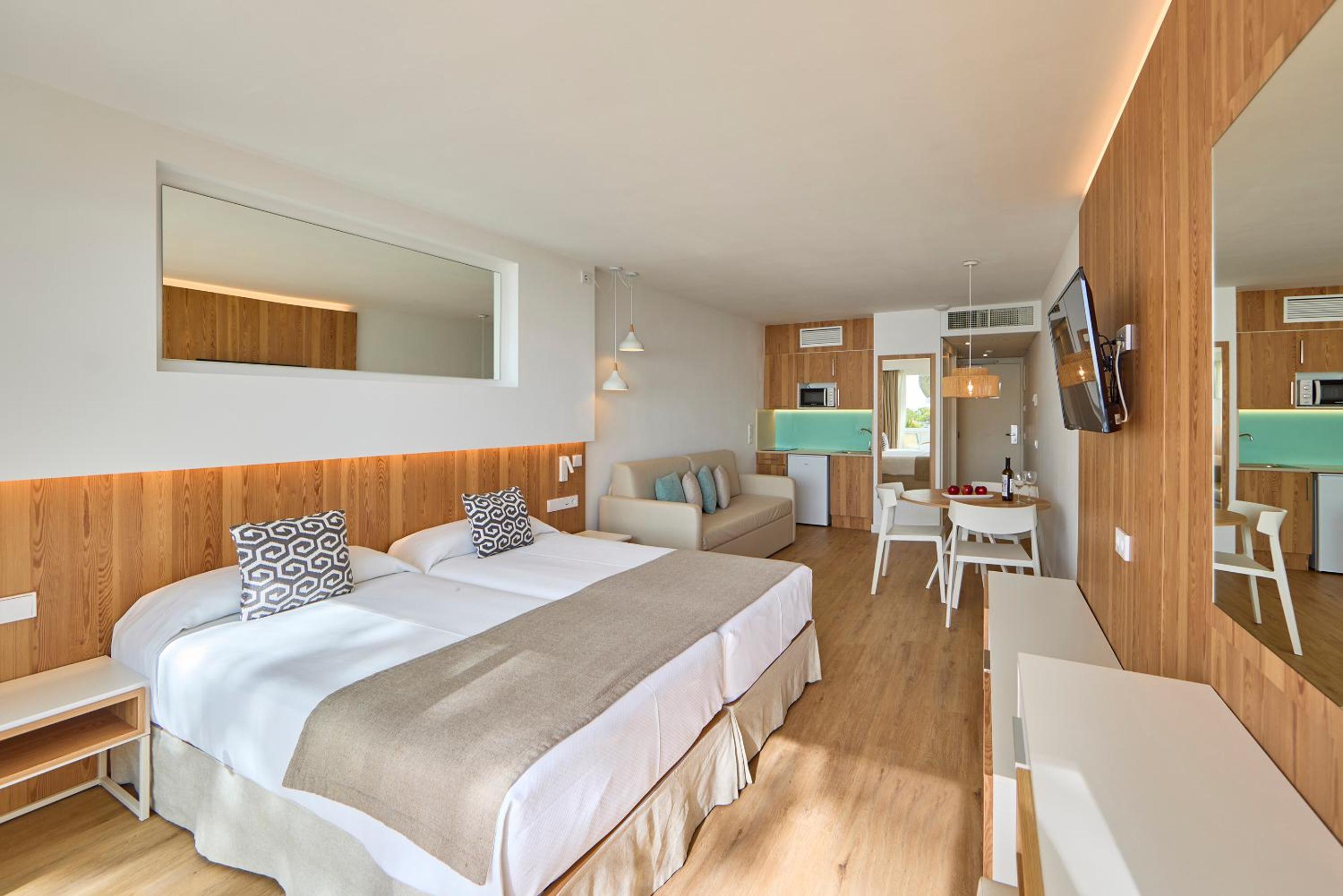 Estudio Premium con vistas al jardín y al mar.