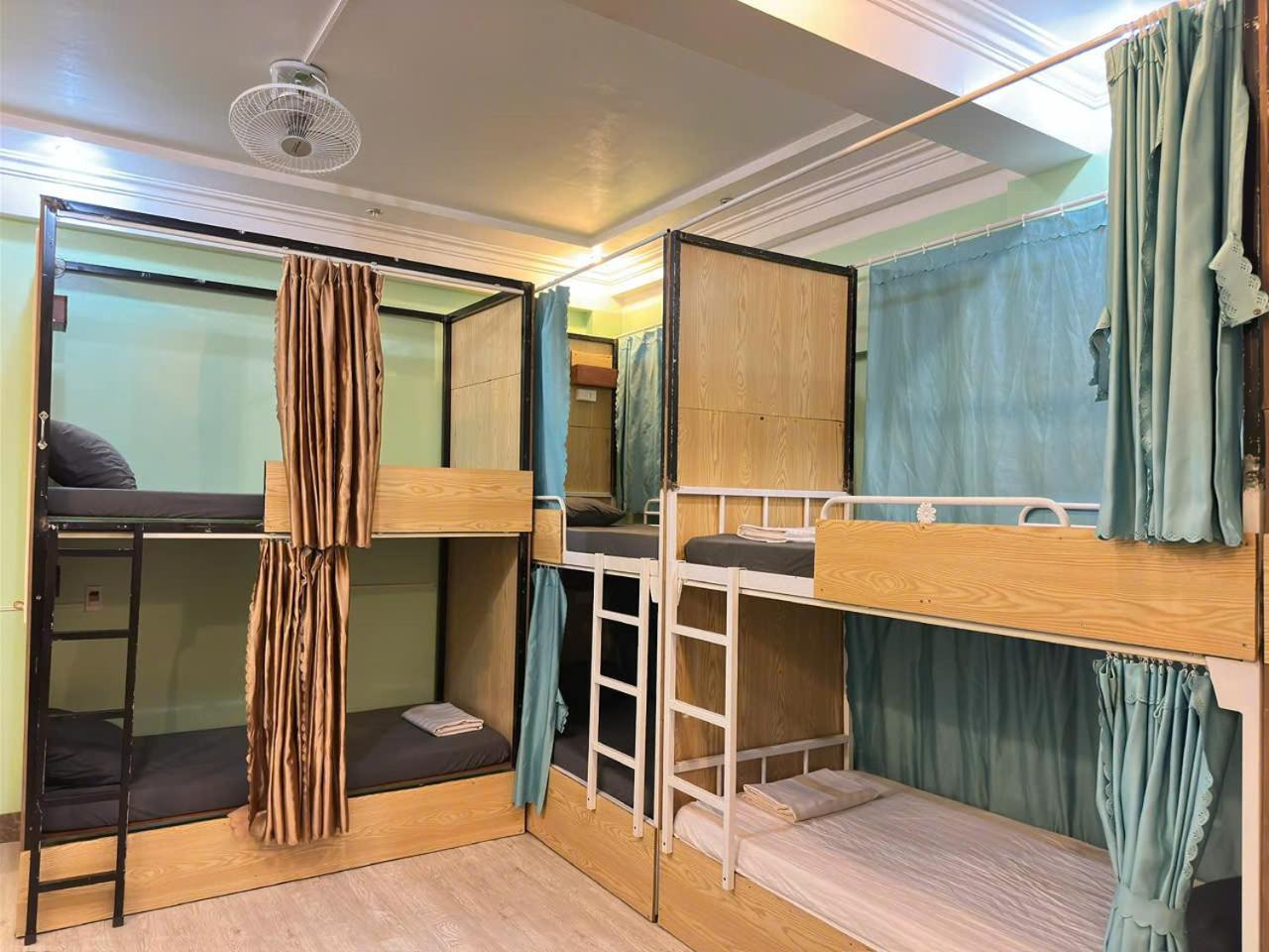 8-Bed Mixed Dormitory Room photo 3