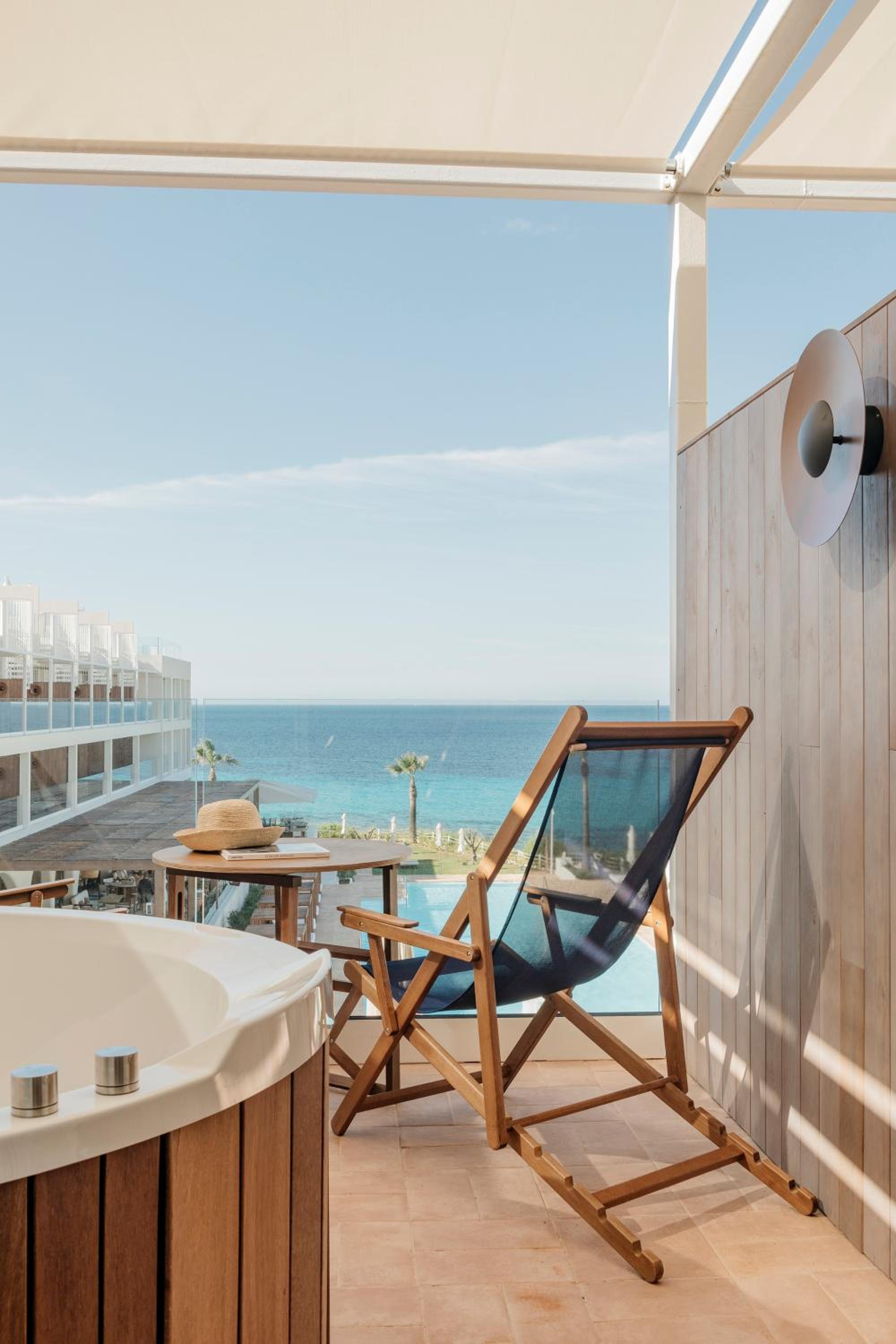 Junior Suite Sea View with Terrace Bathtub - Photo 4