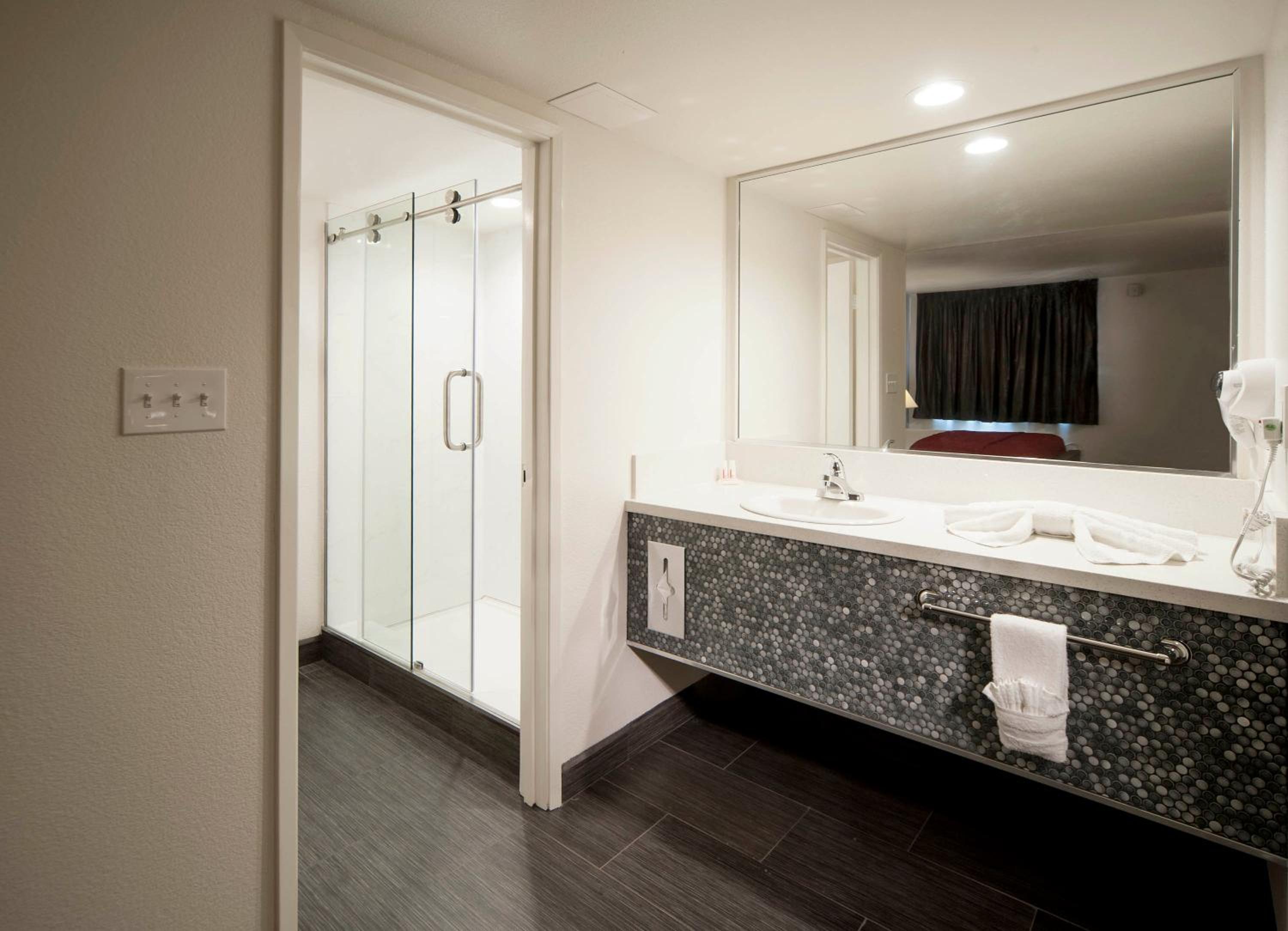 Standard Queen Room with Two Queen Beds - Photo 5